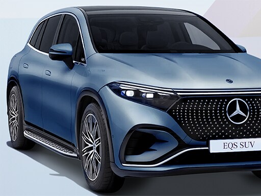 Błękitny Mercedes-Benz EQE na jasnoszarym tle.