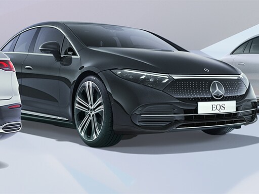 Czarny Mercedes-Benz EQS na jasnoszarmy tle.