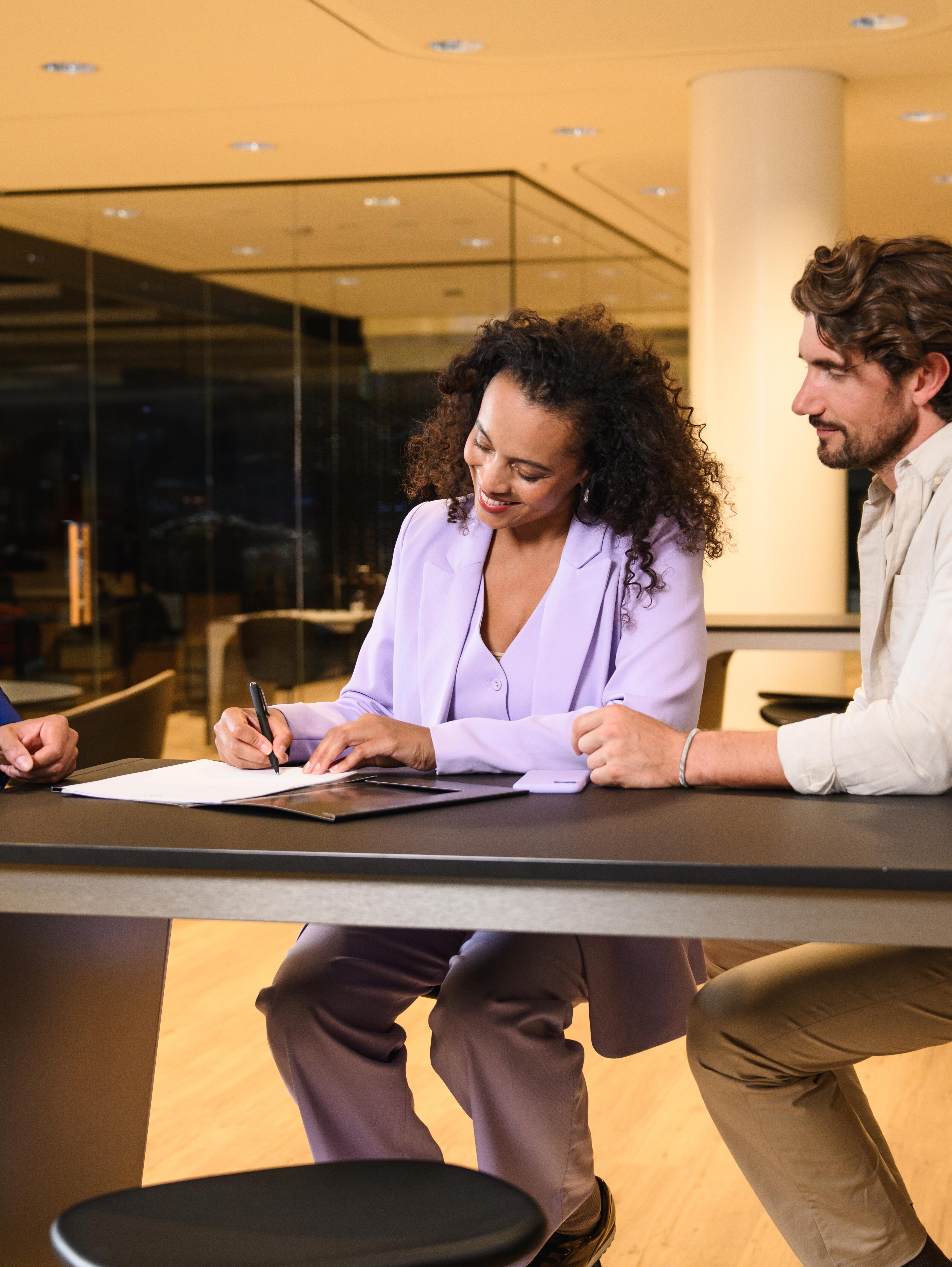 Klientka podpisuje umowę.