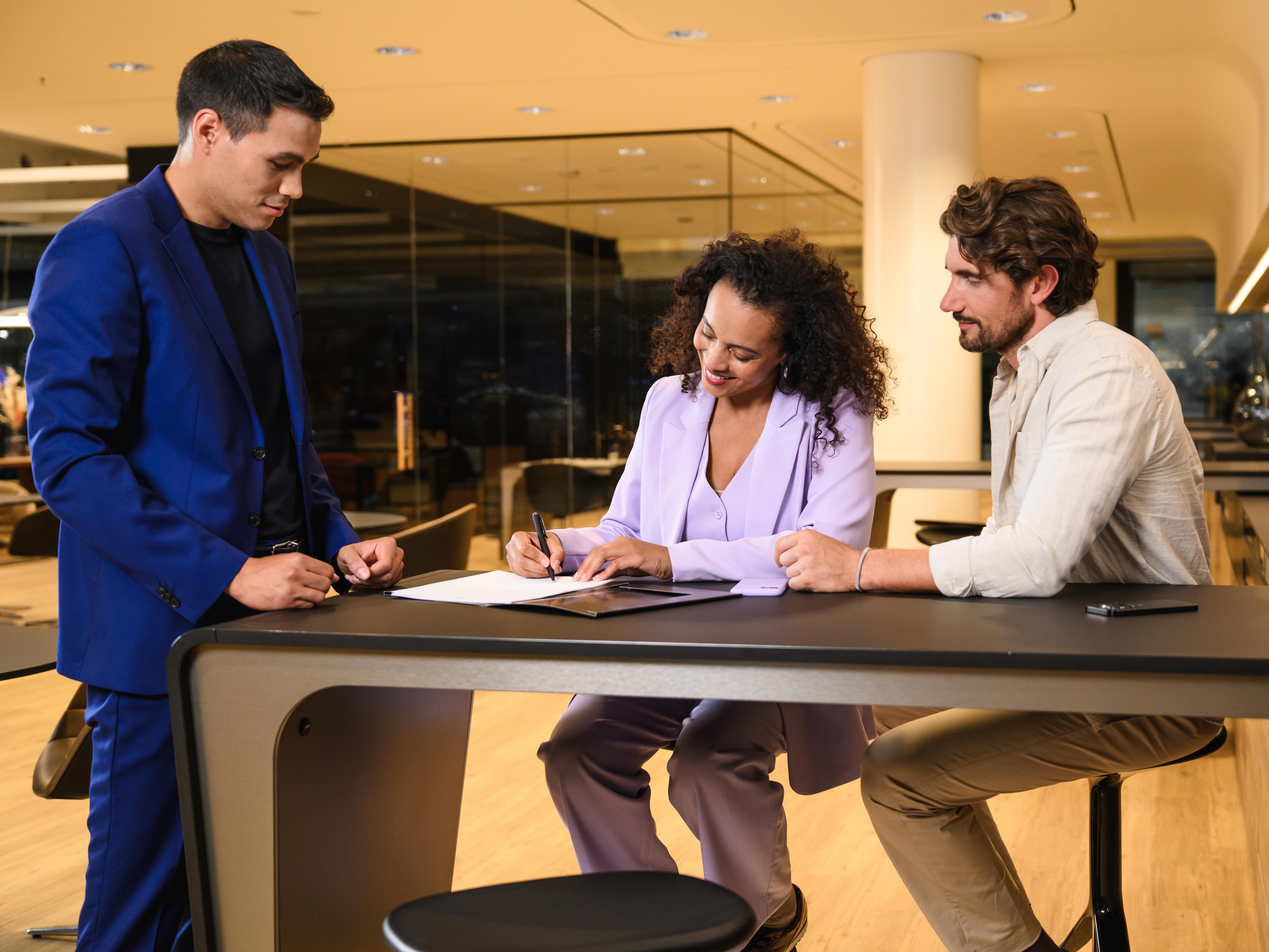 Klientka podpisuje umowę.