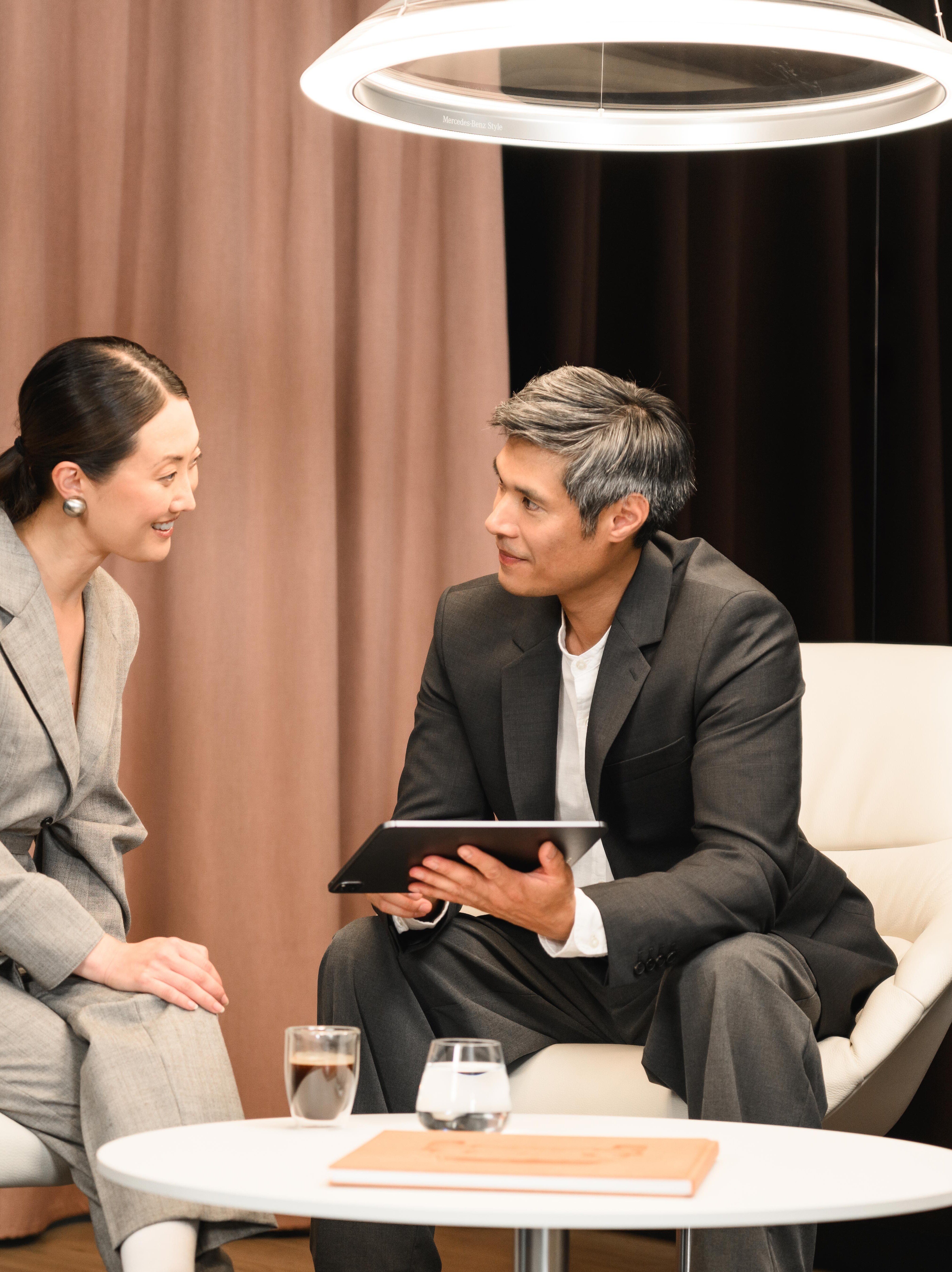 Kobieta podpisuje dokument.