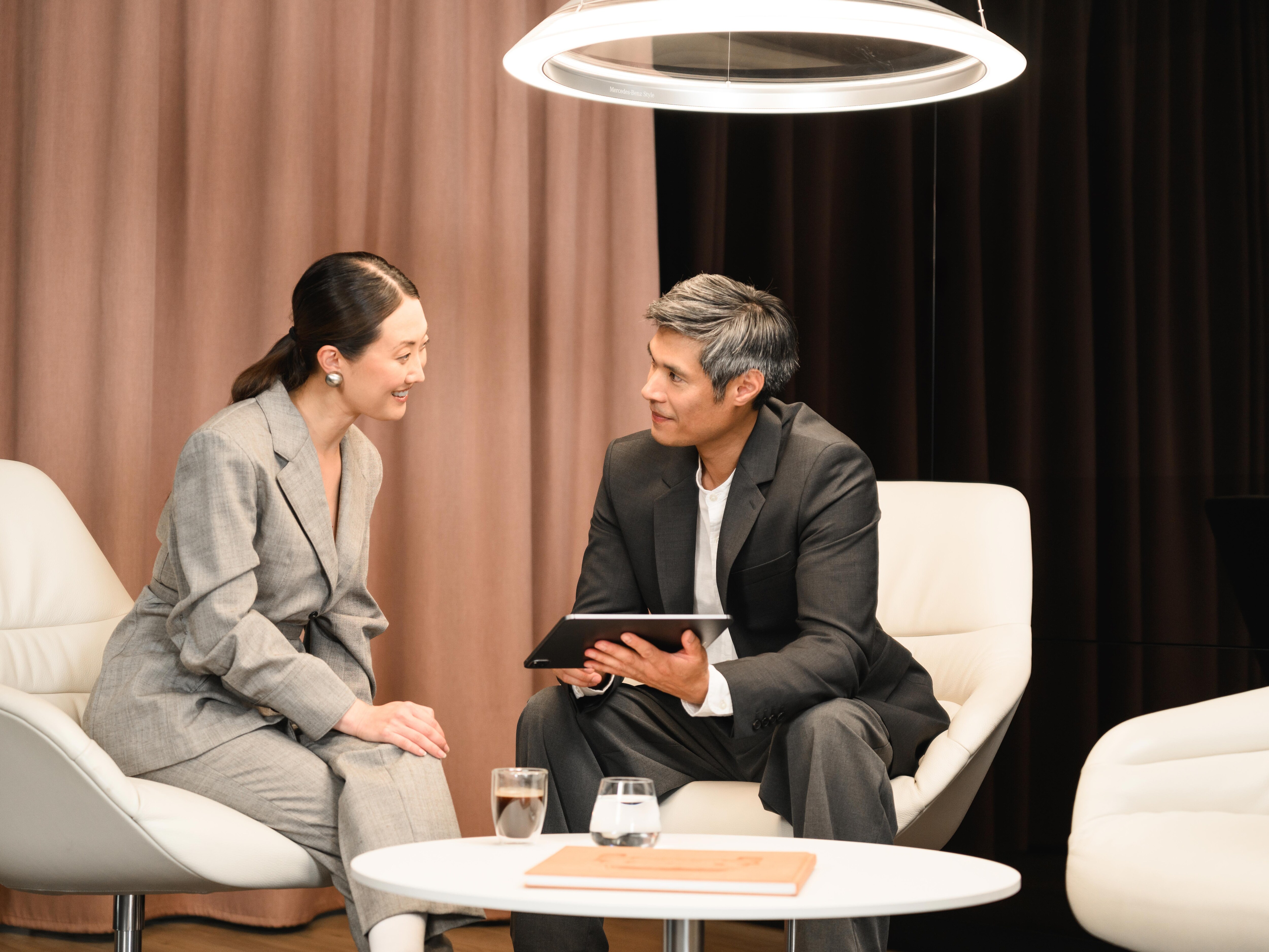 Kobieta podpisuje dokument.