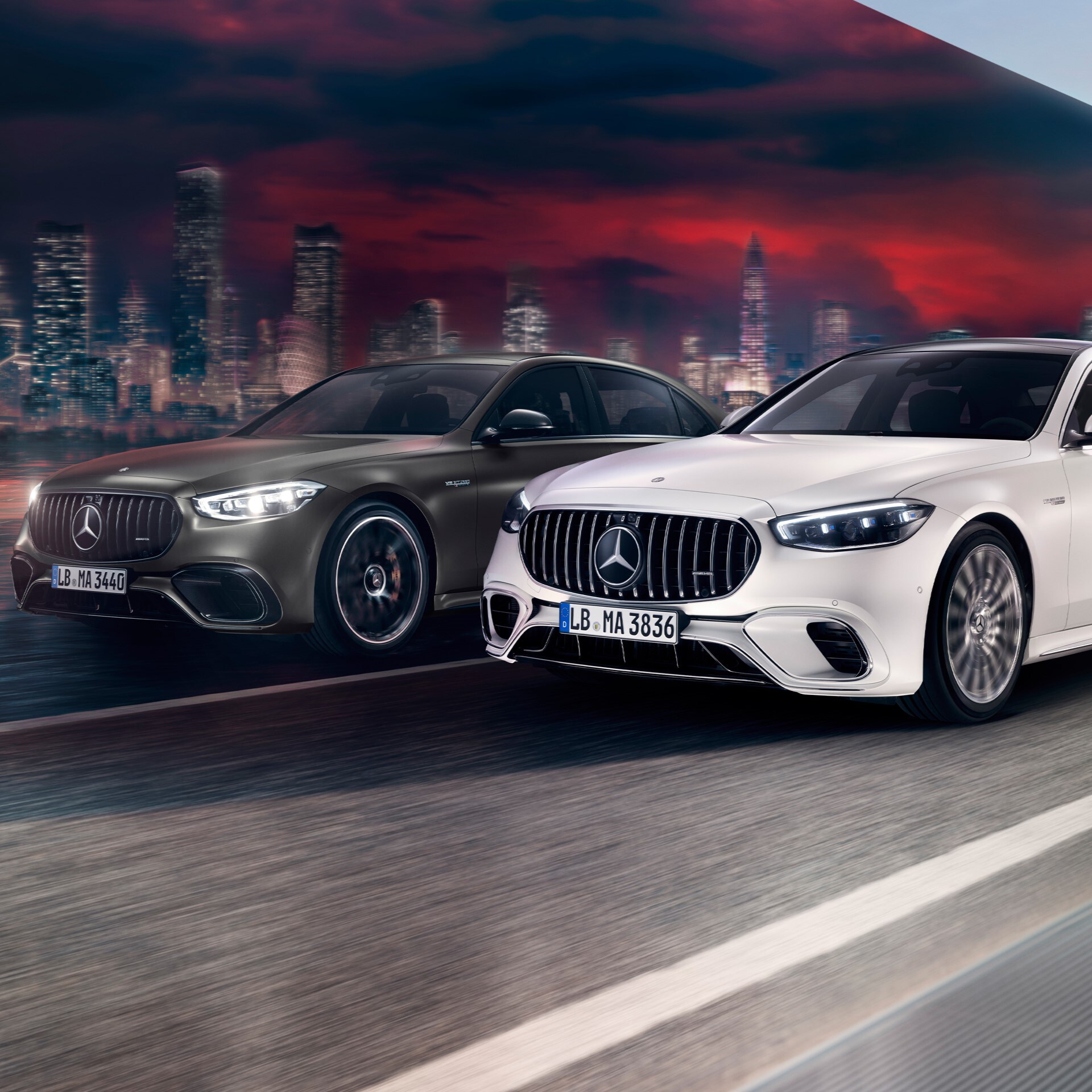 Dwa modele Klasy S Mercedes-AMG jadące obok siebie.
