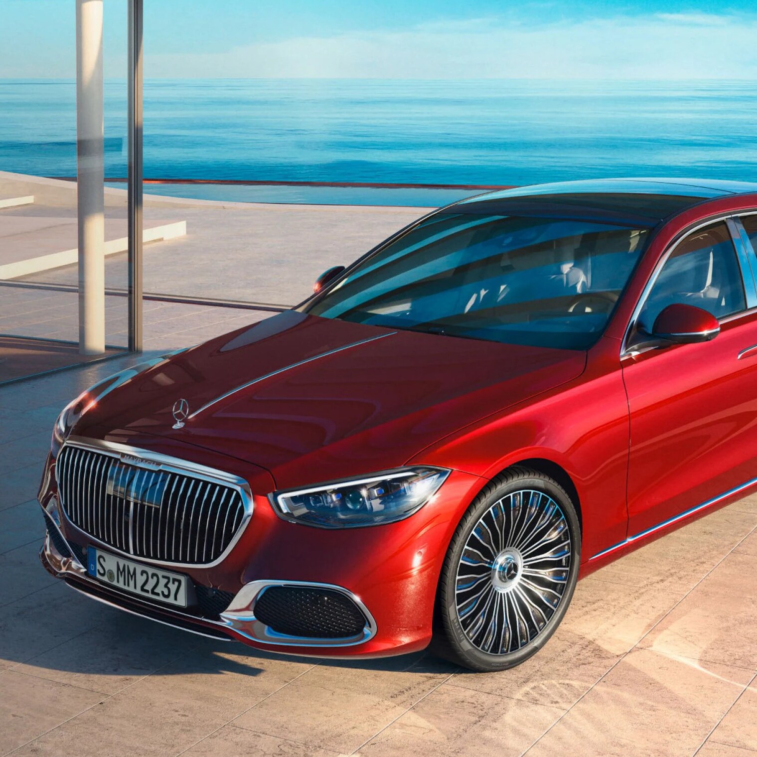 Przód czerwonej Klasy S Mercedes-Maybach.
