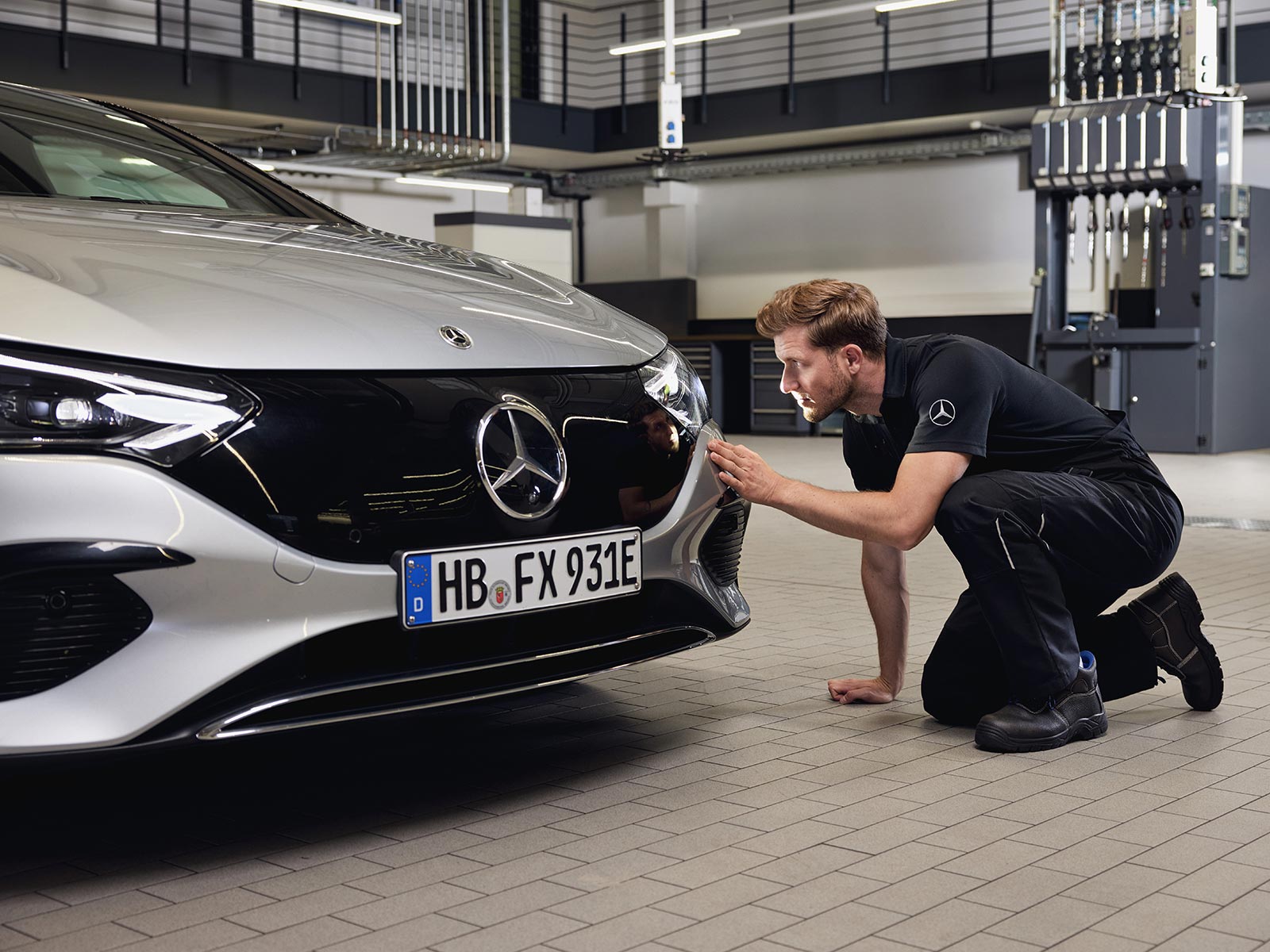 Wymiana oryginalnych reflektorów Mercedes-Benz Zbliżenie na przód samochodu Mercedes-Benz podczas szczegółowej kontroli wykonywanej przez mechanika w ramach wymiany oryginalnych części.
