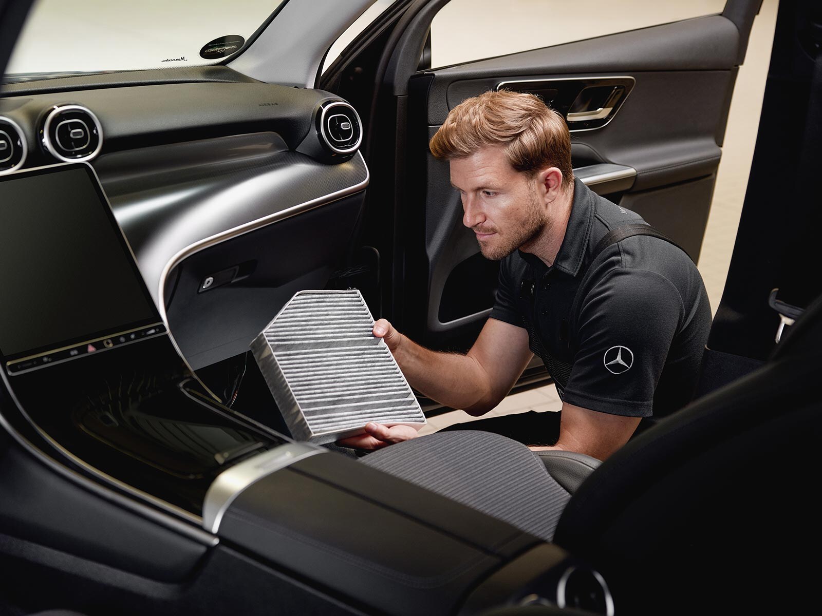 Film przedstawiający wymianę filtra kabinowego przy użyciu oryginalnej części Mercedes-Benz.