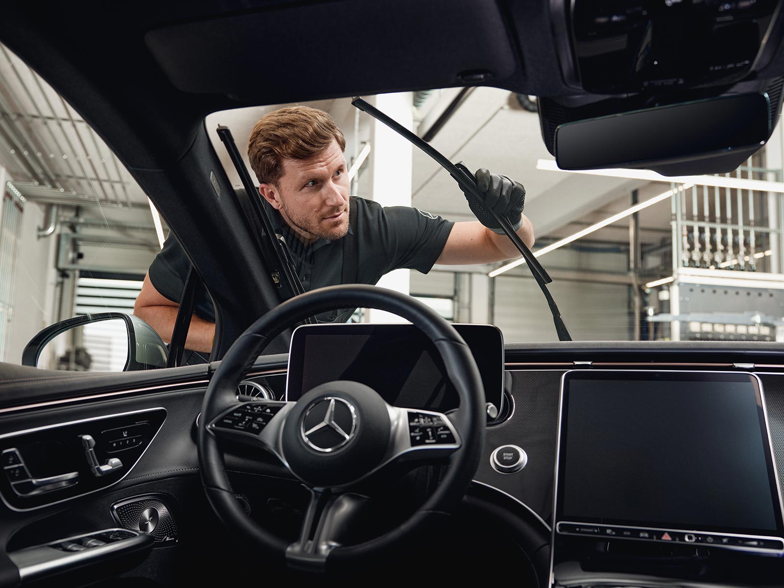 Oryginalne pióra wycieraczek Mercedes-Benz Wnętrze samochodu marki Mercedes-Benz, w którym mechanik wymienia oryginalne pióra wycieraczek.