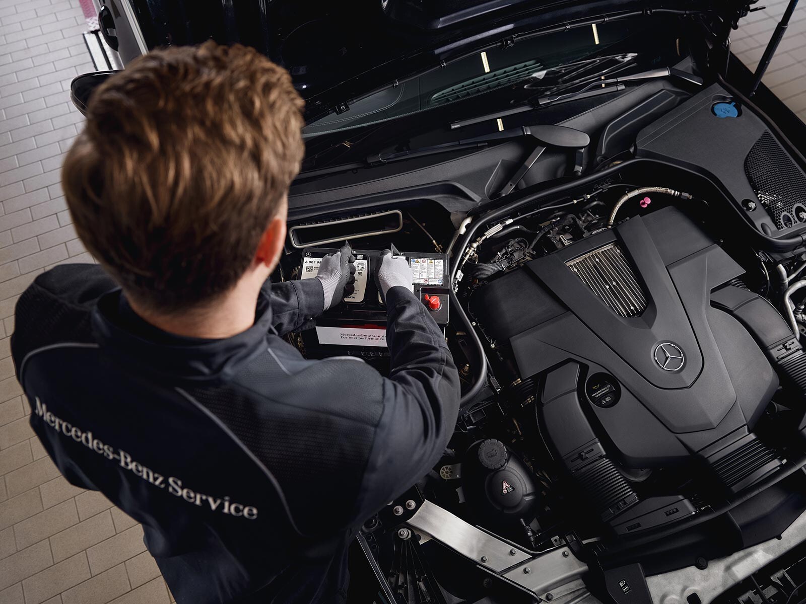 Serwis silnika w warsztacie, obejmujący wymianę podzespołów przy użyciu oryginalnych części Mercedes-Benz.