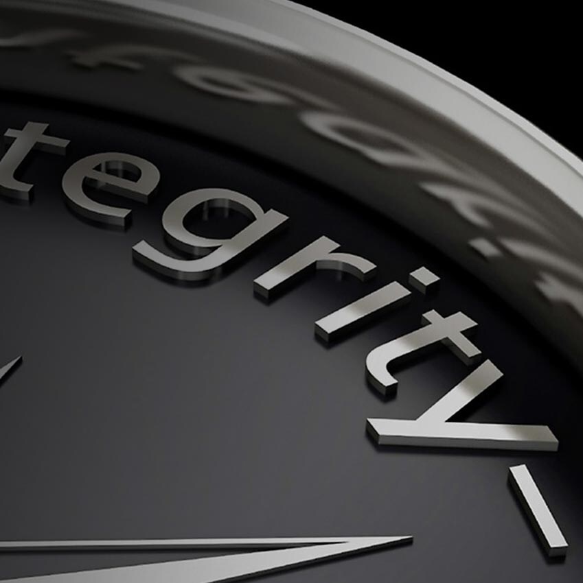 Tarcza zegara z napisem „Integrity”.