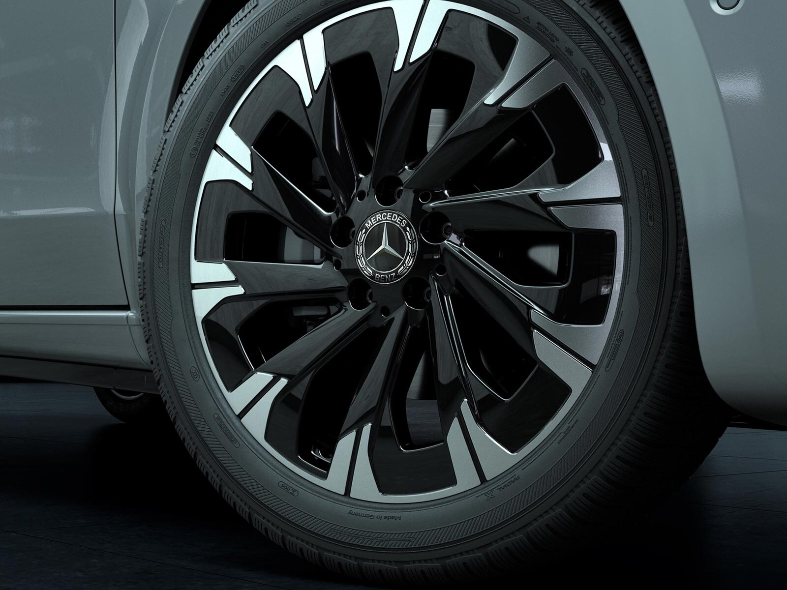 Koło Mercedesa Vito z oponą zimową.