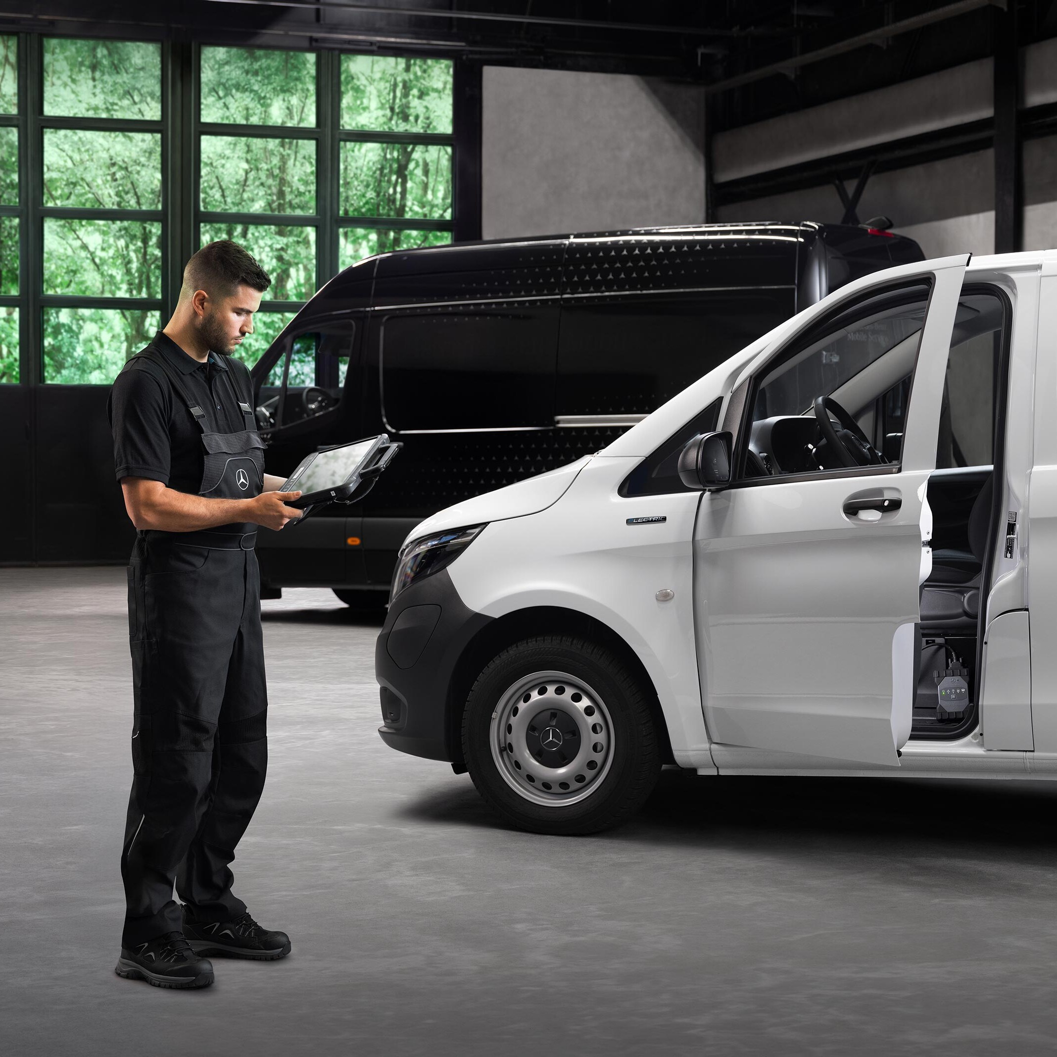 Pracownik serwisu Mercedes-Benz wykonuje przegląd Mercedesa Vito.