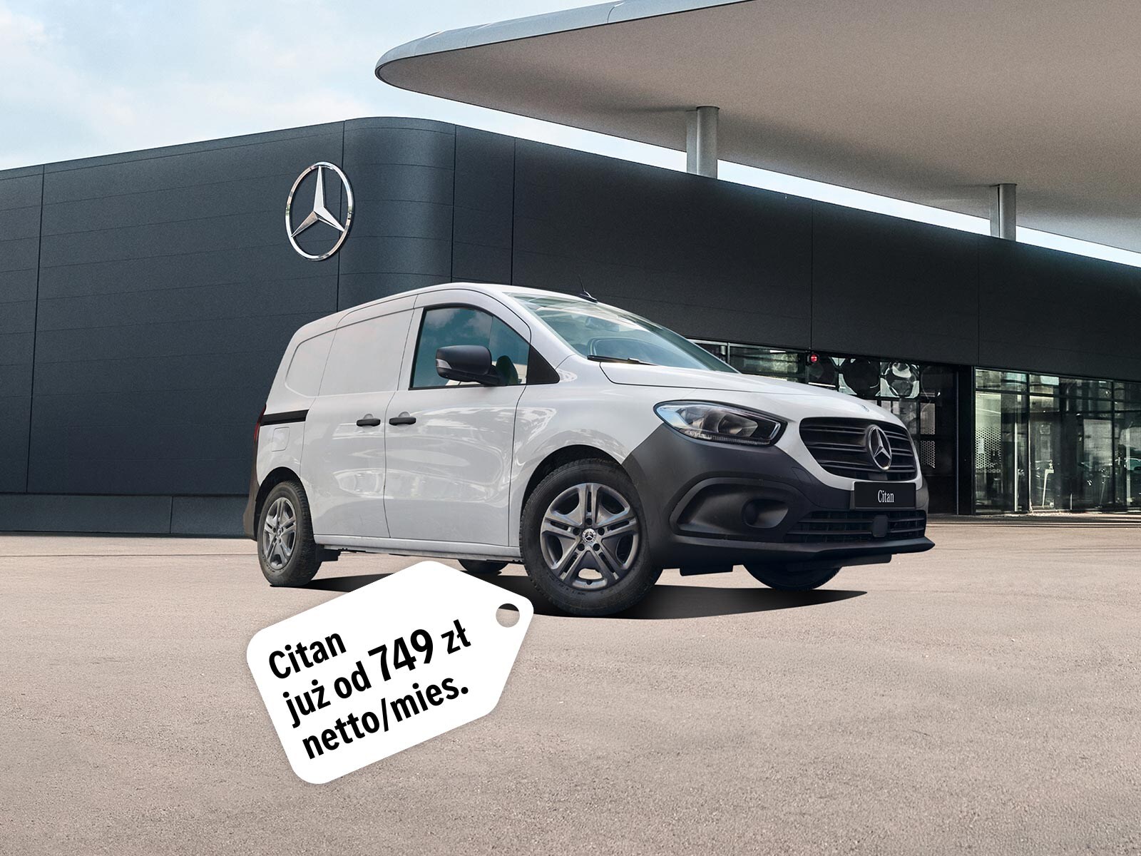 Biały Citan Mercedes-Benz zaparkowany przed salonem Mercedes-Benz.