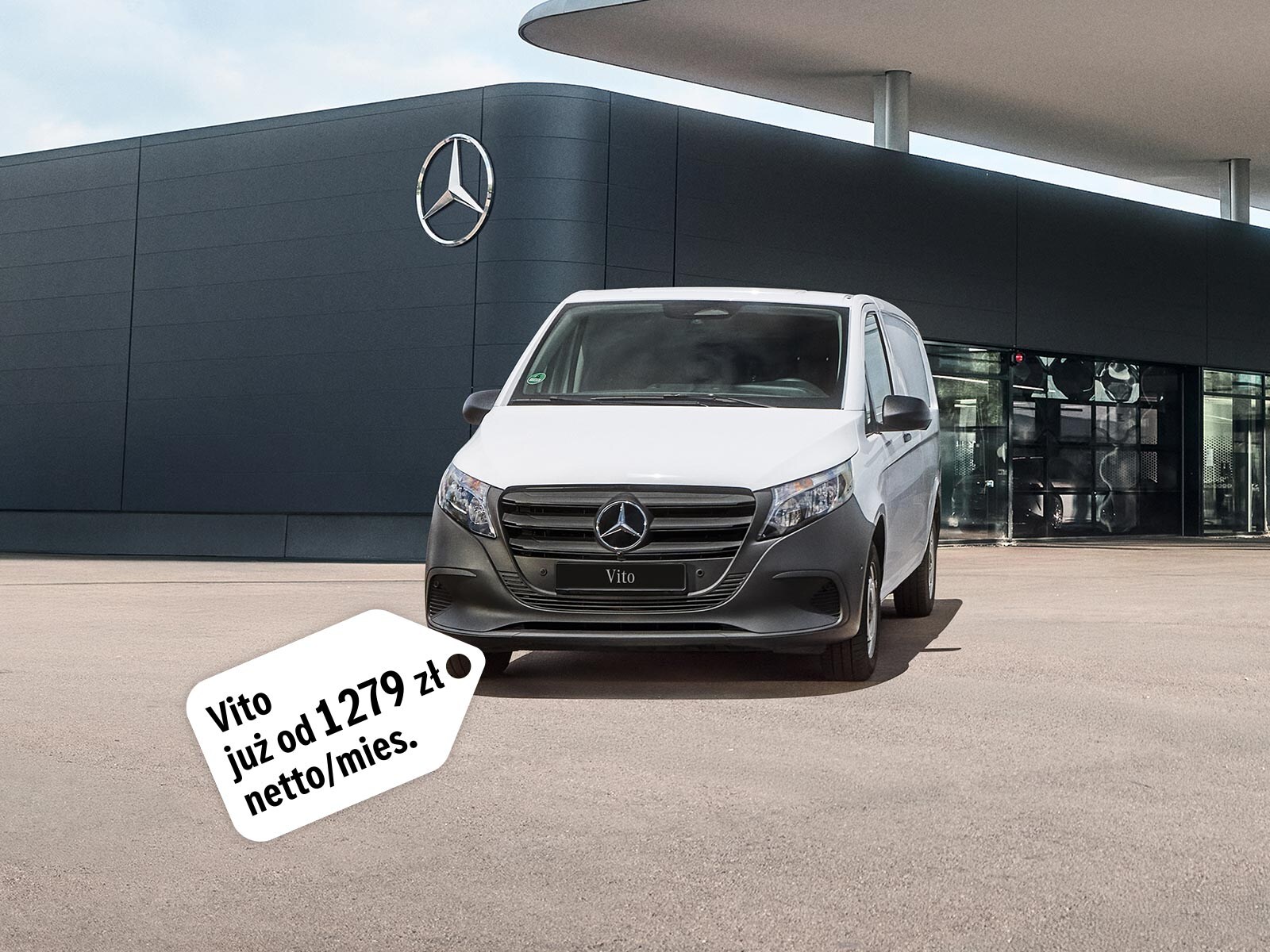 Biały Vito Mercedes-Benz zaparkowany przed salonem Mercedes-Benz.