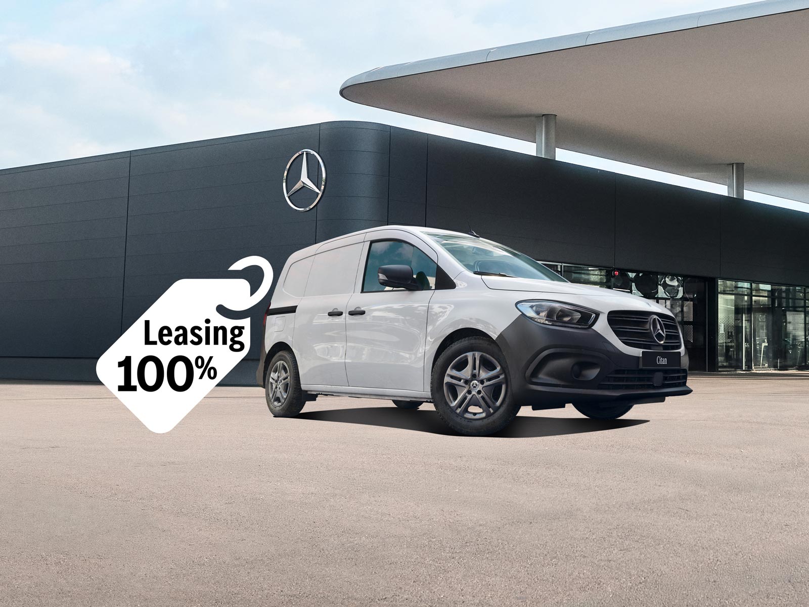 Mercedes-Benz Citan Biały Citan Mercedes-Benz zaparkowany przed salonem Mercedes-Benz. Obok unosi się plakietka z napisem „Leasing 100%”.