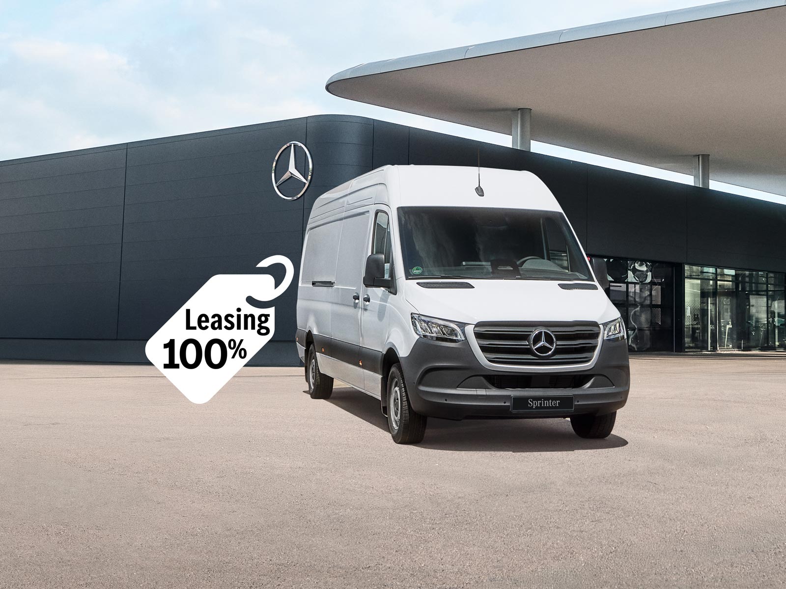 Mercedes-Benz Sprinter Biały Sprinter Mercedes-Benz zaparkowany przed salonem Mercedes-Benz. Obok unosi się plakietka z napisem „Leasing 100%”.