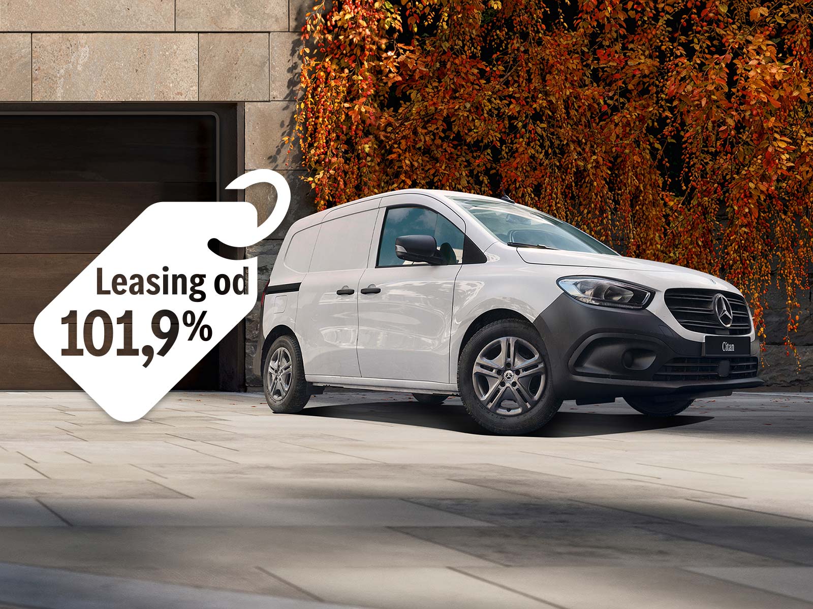 Jesień dobrych decyzji w Mercedes-Benz! | Samochody dostawcze Mercedes-Benz Biały Citan Mercedes-Benz zaparkowany na tle jesiennej scenerii; obok unosi się plakietka z napisem „Leasing 101,9%”.