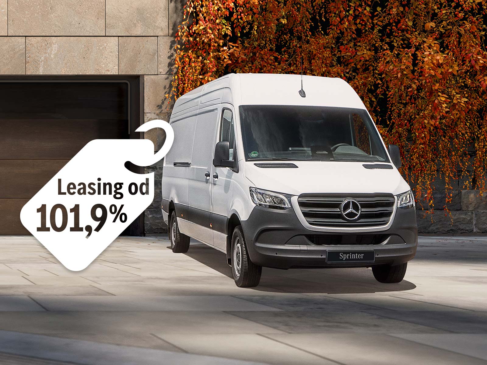 Jesień dobrych decyzji w Mercedes-Benz! | Samochody dostawcze Mercedes-Benz Biały Mercedes-Benz Sprinter zaparkowany na tle jesiennej scenerii; obok unosi się plakietka z napisem „Leasing 101,9%”.