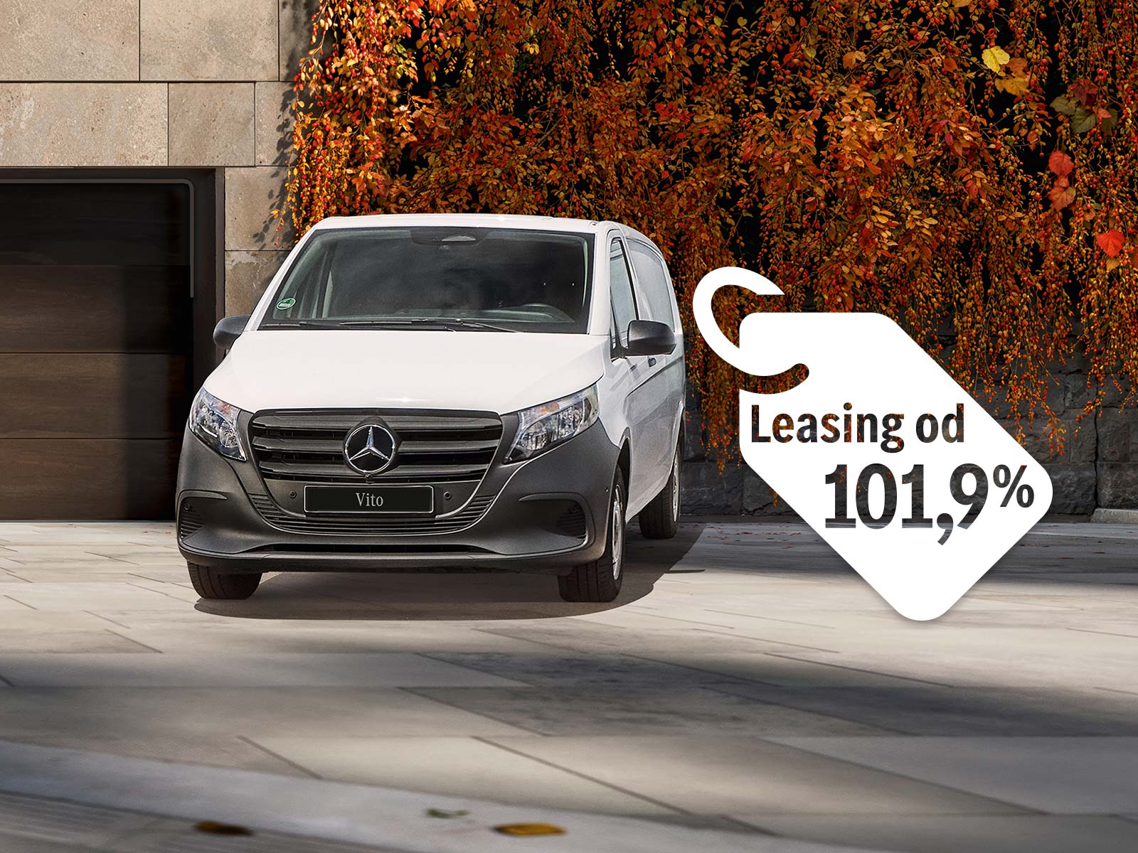 Jesień dobrych decyzji w Mercedes-Benz! | Samochody dostawcze Mercedes-Benz Biały Mercedes-Benz Vito zaparkowany na tle jesiennej scenerii; obok unosi się plakietka z napisem „Leasing 101,9%”.