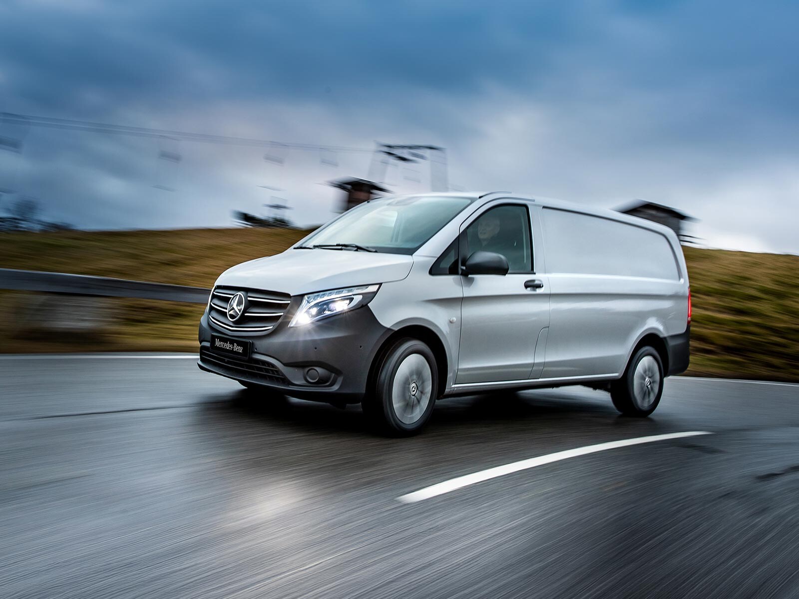 Srebrny Mercedes Vito Furgon na mokrej drodze.