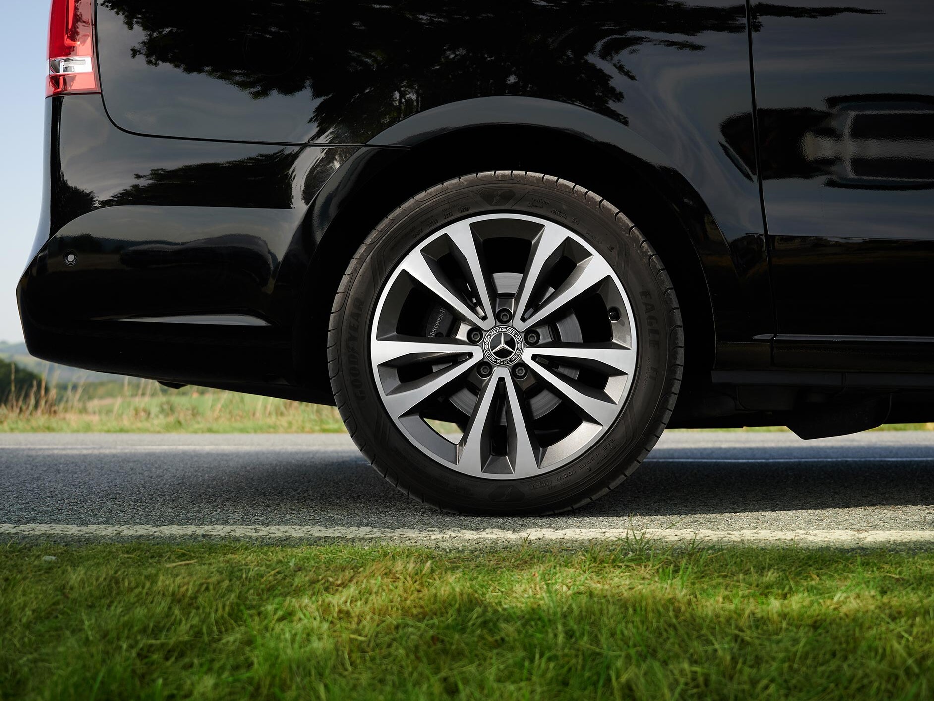 Tylne koło Klasy V Mercedes-Benz z oponą letnią.