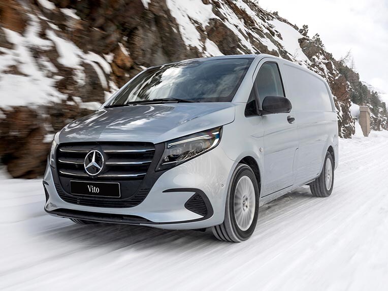 Srebrny Mercedes-Benz Vito jedzie ośnieżoną, górską drogą.
