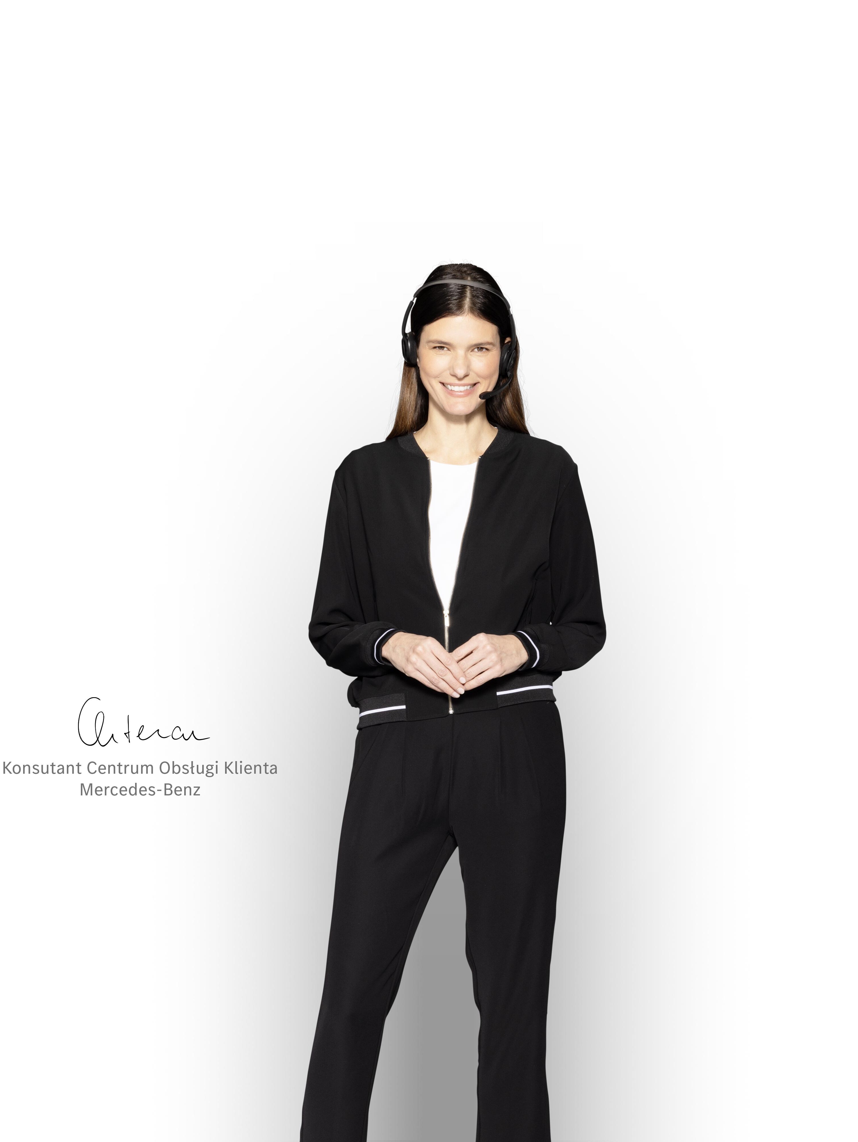 Asystent obsługi klienta noszący zestaw słuchawkowy.