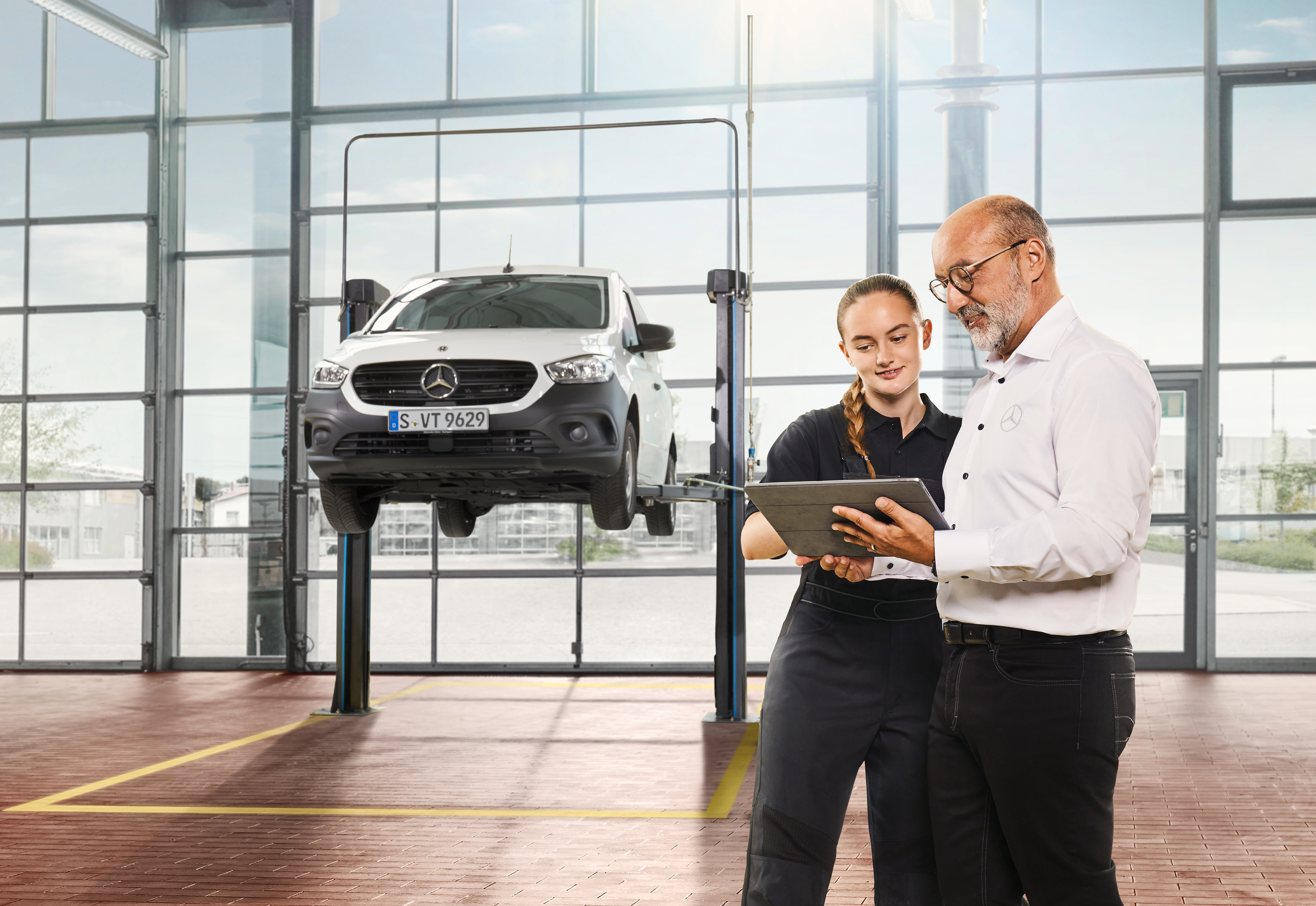 Rezerwacja terminu wizyty serwisowej | Samochody dostawcze Mercedes-Benz Pracownicy Serwisu Mercedes-Benz przeprowadzają przegląd białego Citana.