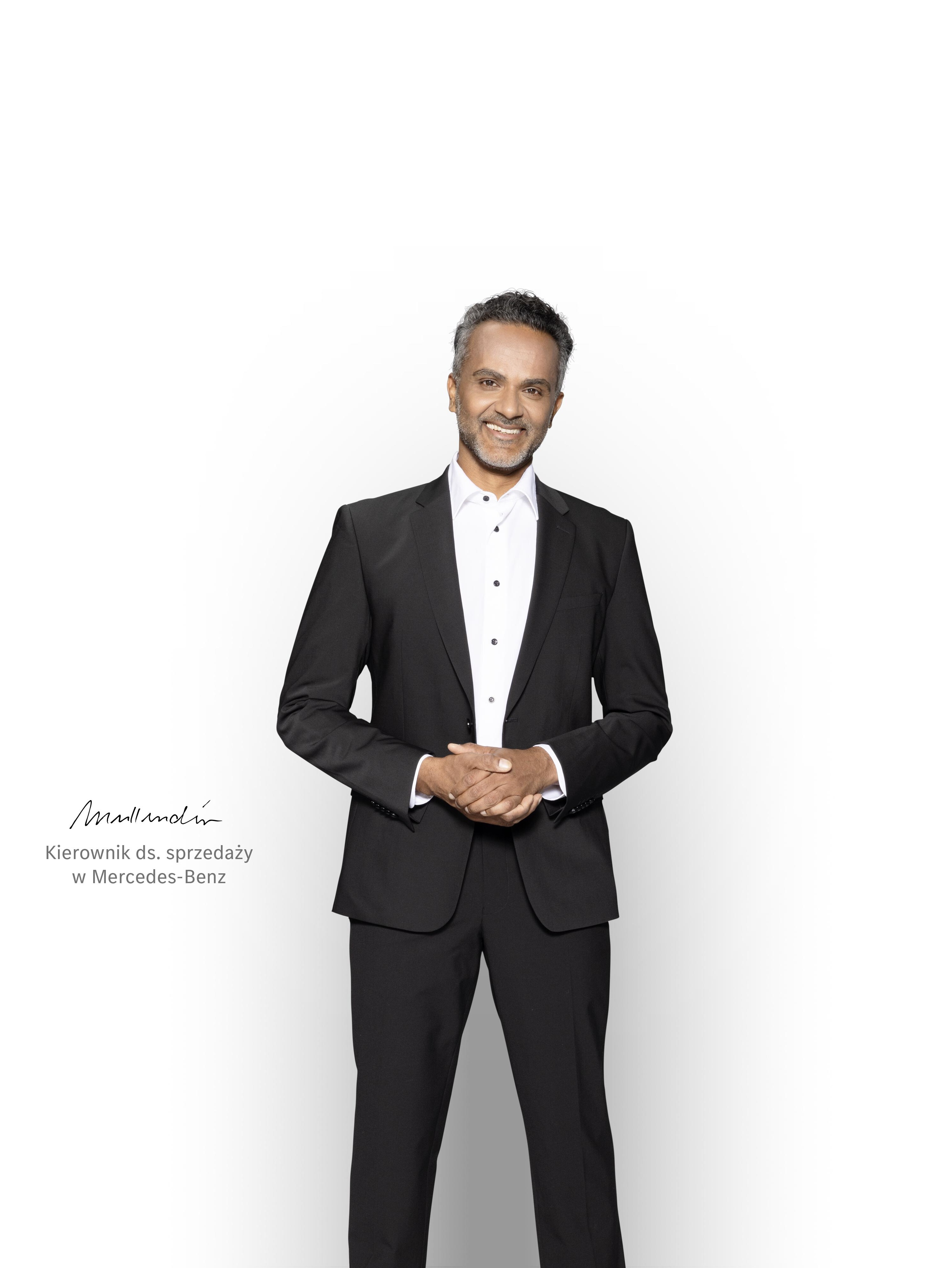 Odpowiedzialny Kierownik Sprzedaży czeka z uśmiechem, by udzielić wsparcia dla Twojego elektrycznego samochodu dostawczego Mercedes-Benz.