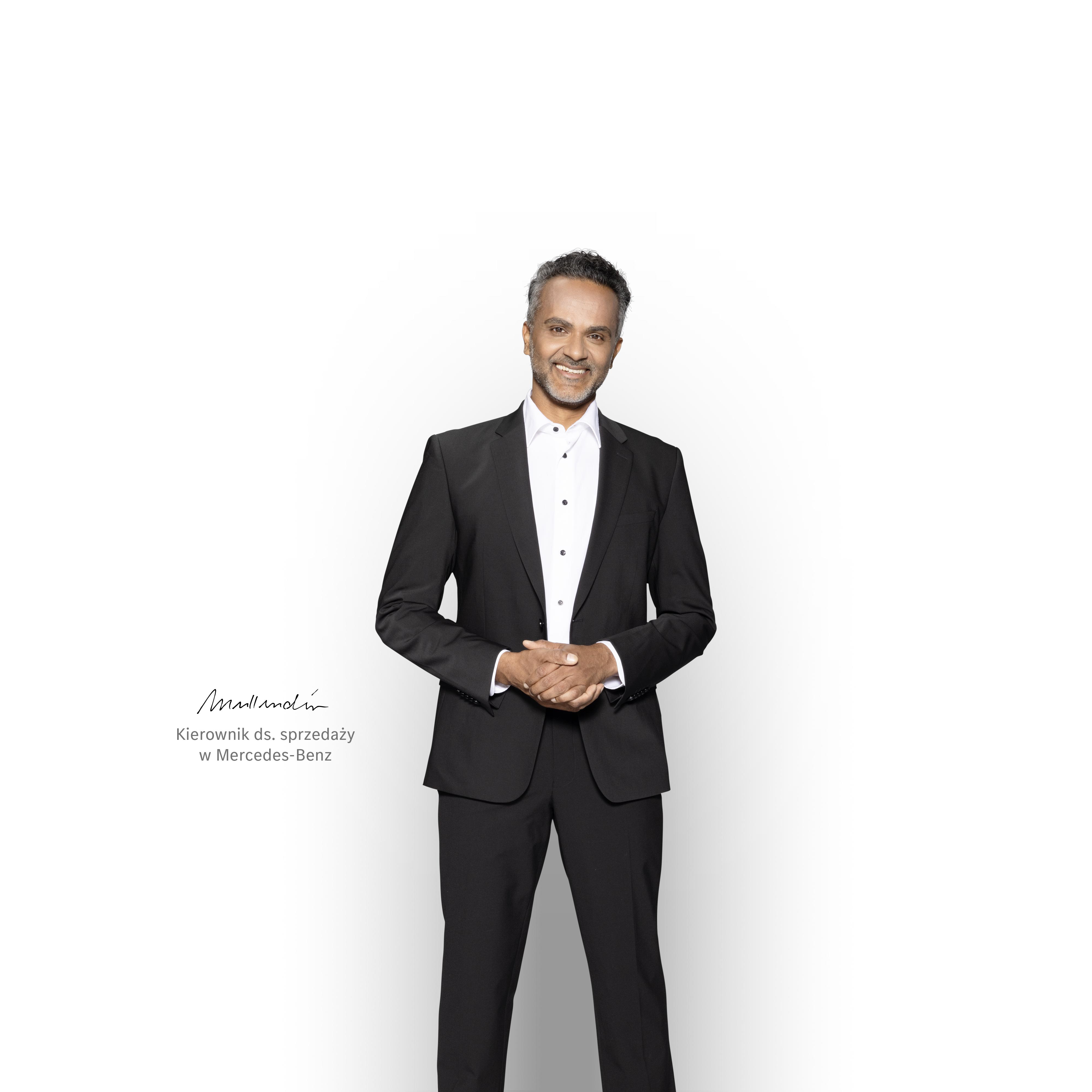 Mercedes-Benz | Serwis samochodów elektrycznych Odpowiedzialny Kierownik Sprzedaży czeka z uśmiechem, by udzielić wsparcia dla Twojego elektrycznego samochodu dostawczego Mercedes-Benz.