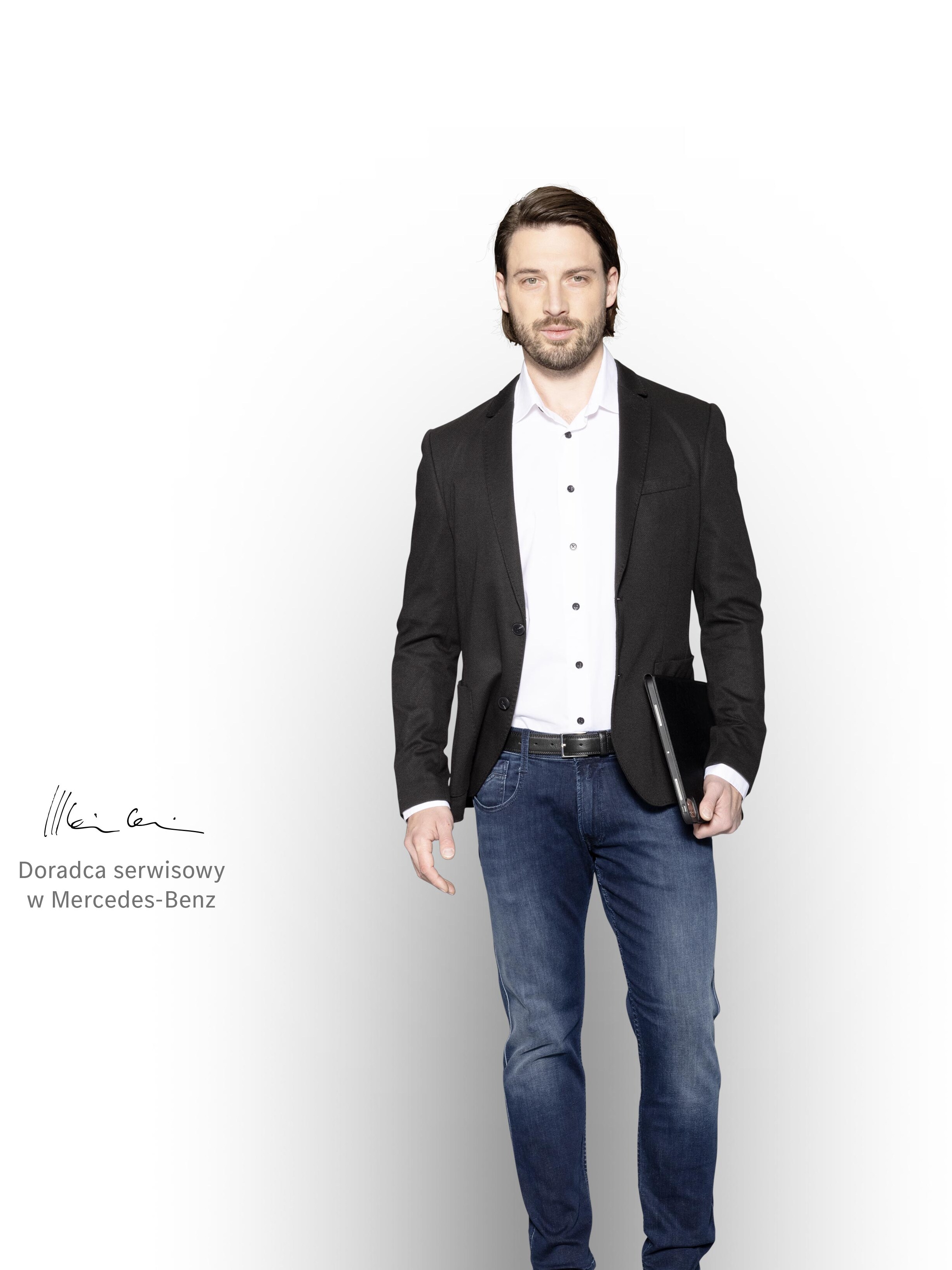 Uśmiechnięty doradca serwisowy, gotów pomóc z flotą pojazdów Mercedes-Benz.