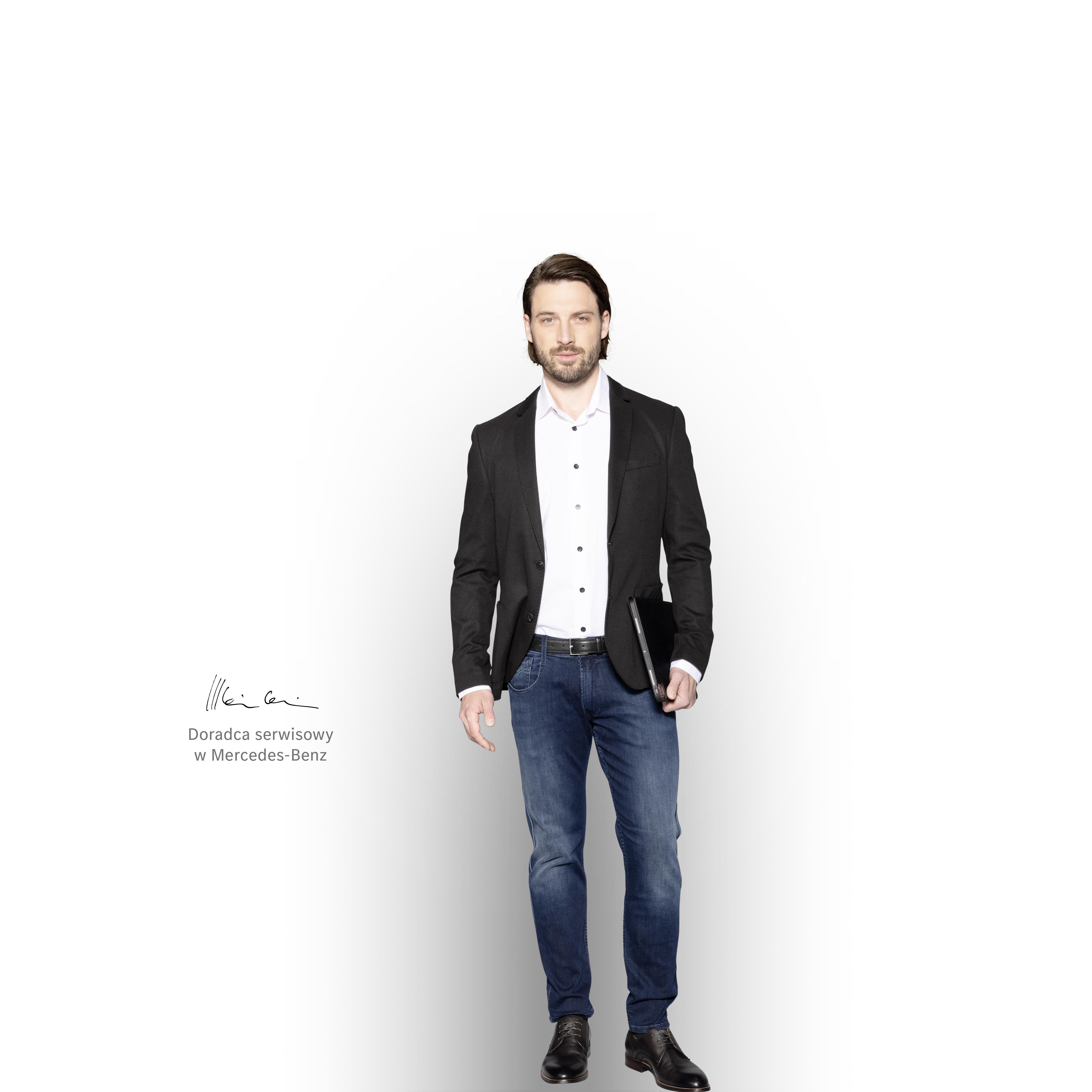 Mercedes-Benz | Serwis samochodów dostawczych Uśmiechnięty doradca serwisowy, gotów pomóc z flotą pojazdów Mercedes-Benz.