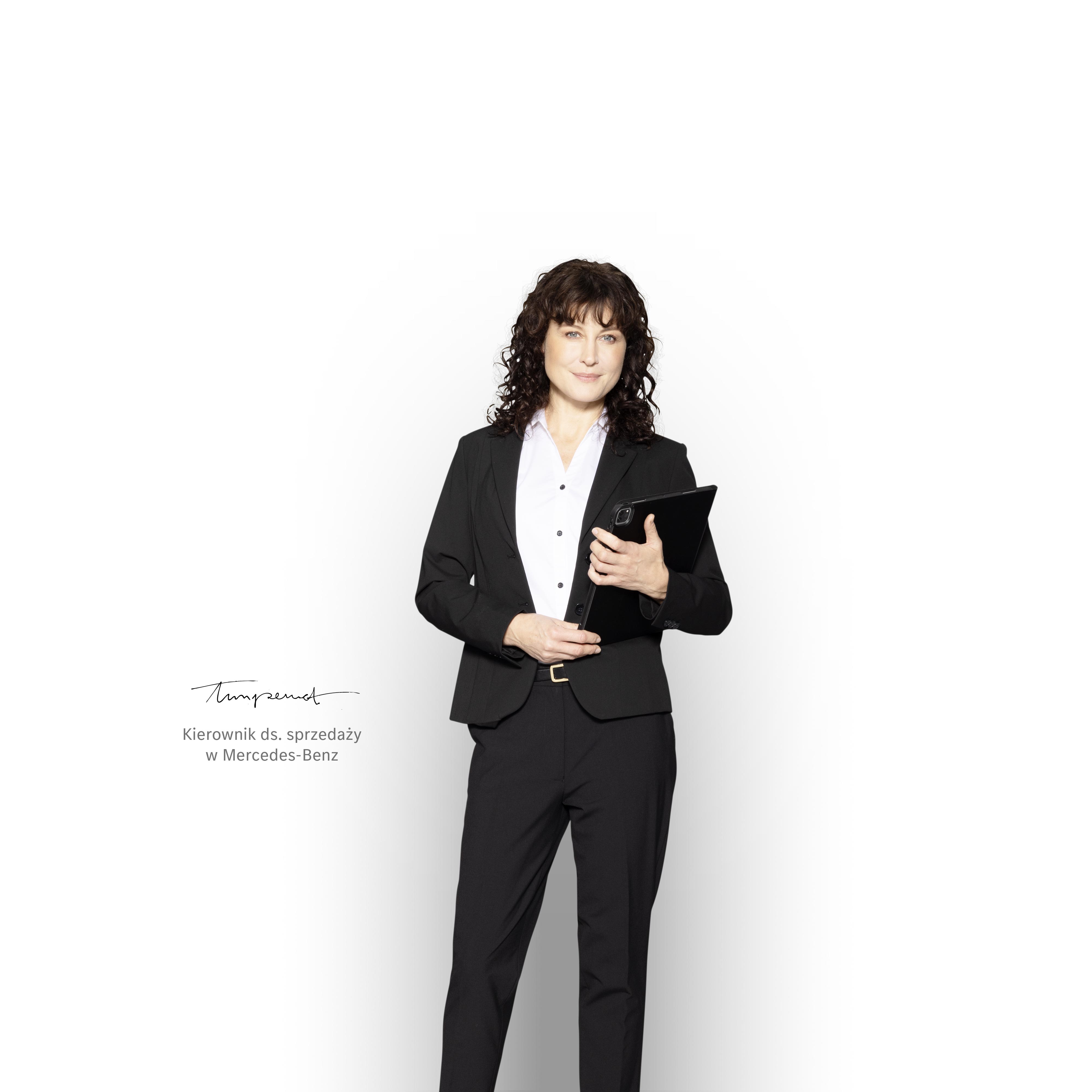 Mercedes-Benz | Umowy Serwisowe do samochodów dostawczych Kierownik ds. sprzedaży Mercedes-Benz z tabletem, gotowy do udzielania informacji na temat pakietów serwisowych.