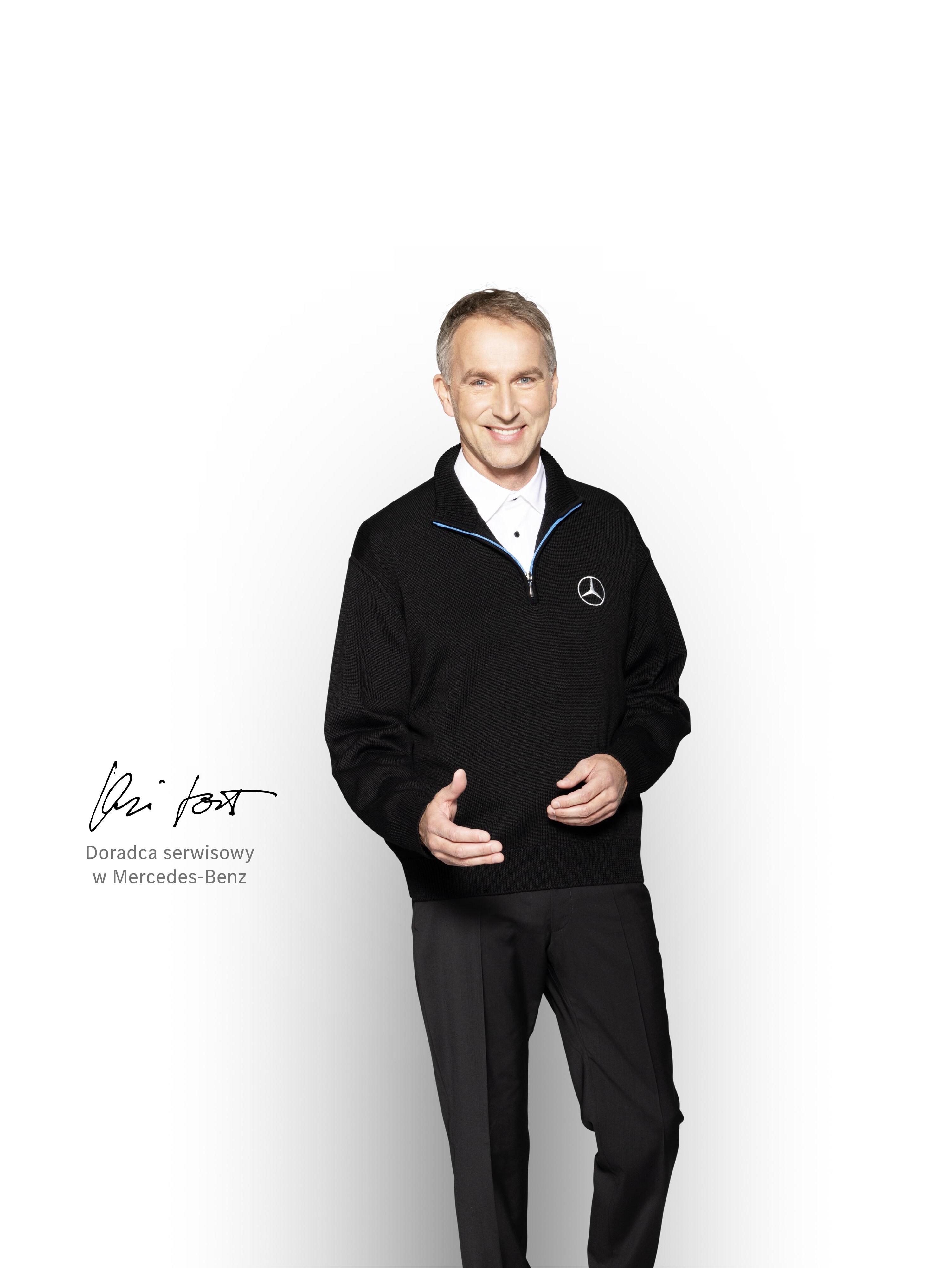 Portret doradcy serwisowego Mercedes-Benz, gotowego do udzielenia informacji o rozwiązaniach sieciowych.