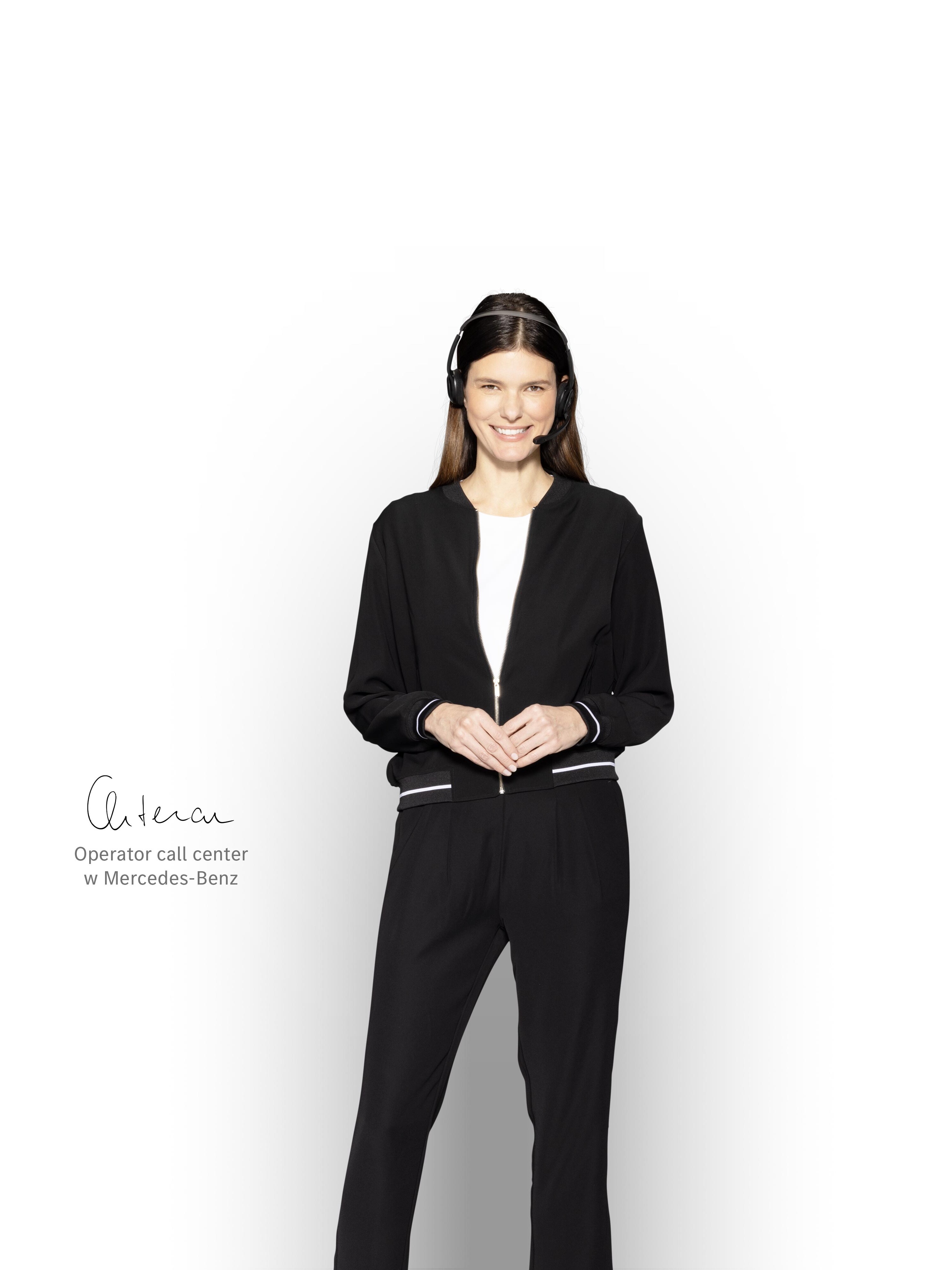 Operator call center z zestawem słuchawkowym, gotowy do udzielenia informacji o Mercedes-Benz Van Uptime Monitor.