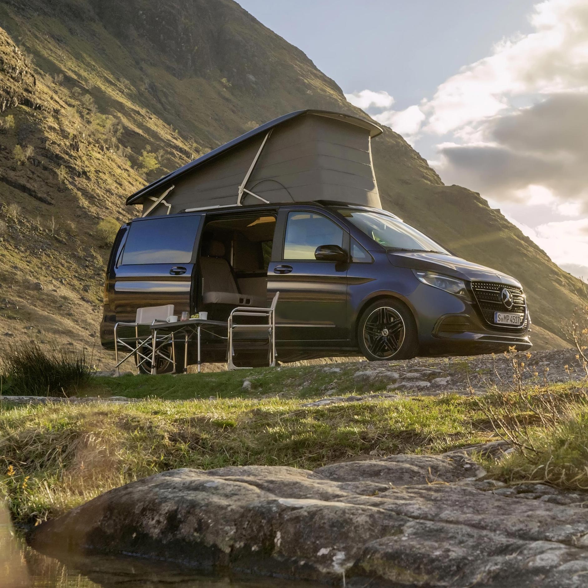 Szary Mercedes-Benz Marco-Polo w górskiej scenerii.