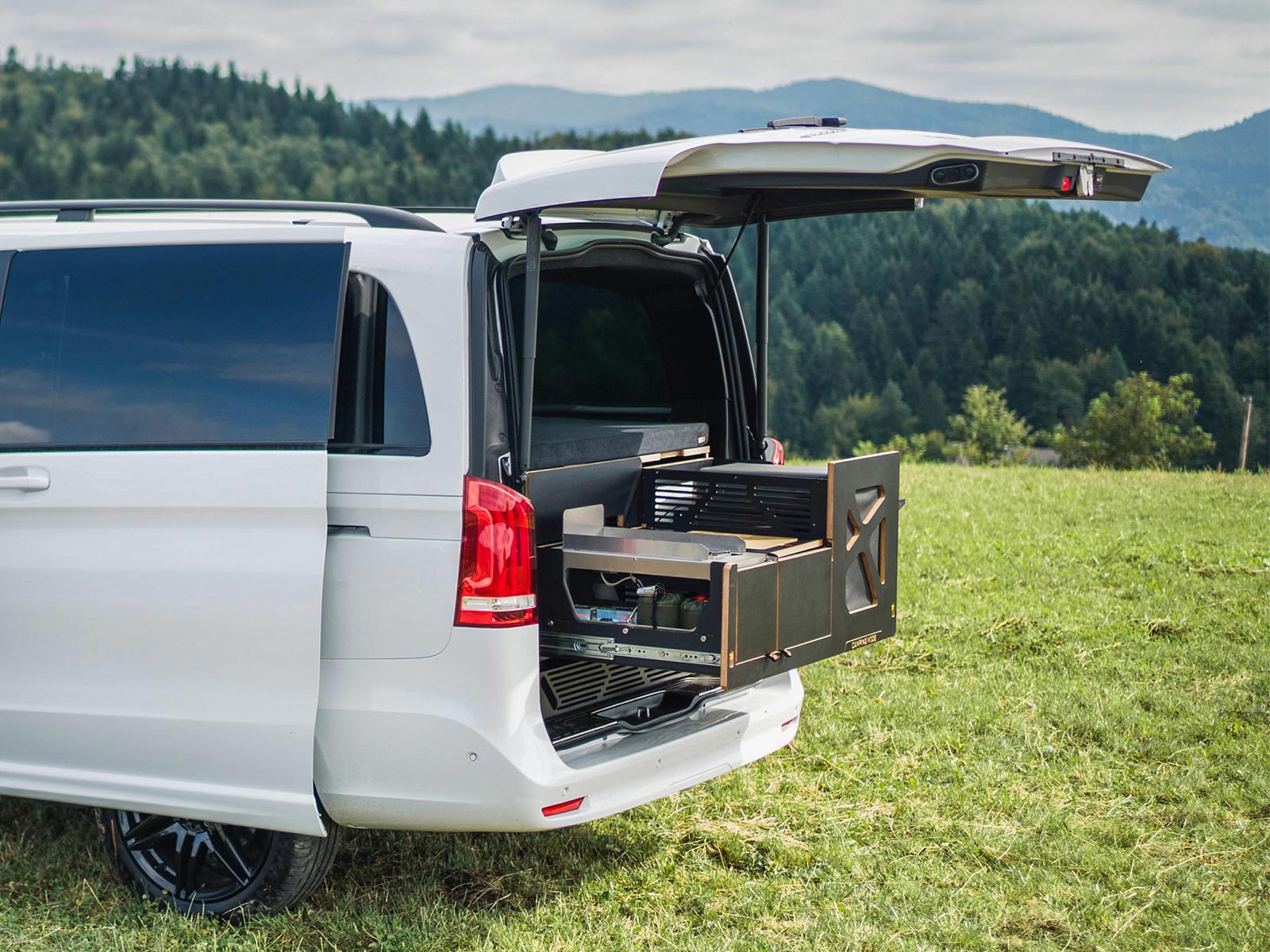 Klasa V wyposażona w system modułowy Camping Box. Camping Box | Mercedes-Benz