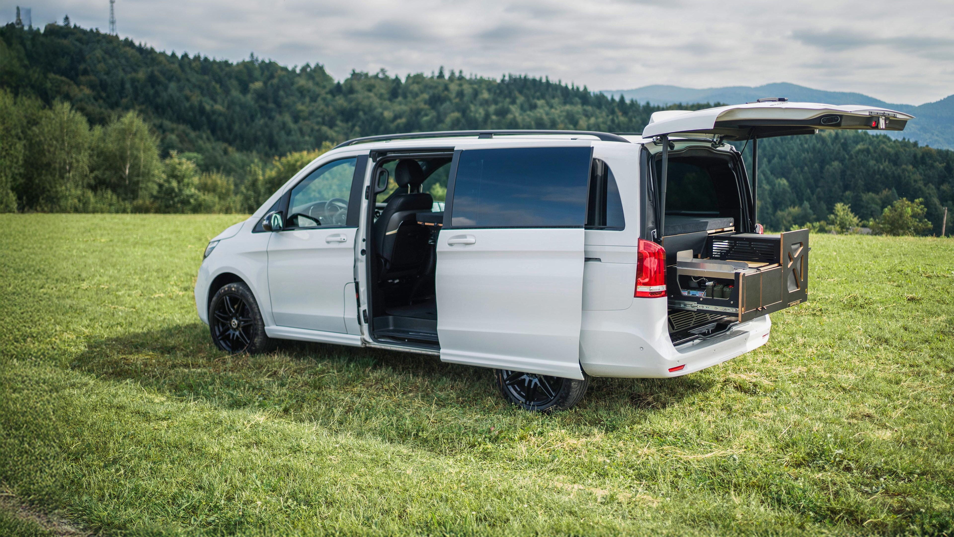 Biała Klasa V z modułem kempingowym Camping Box.