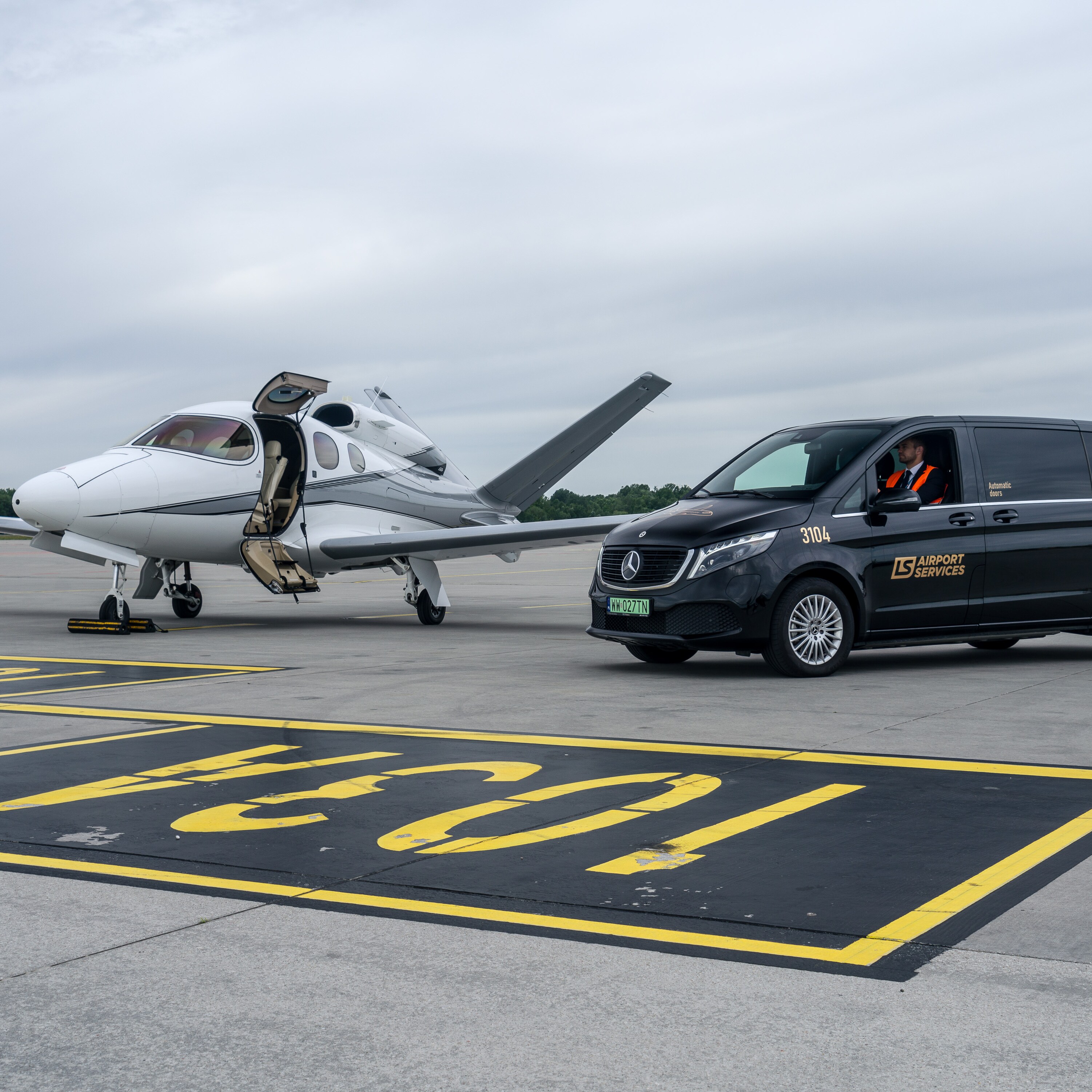 Mercedes-Benz EQV w LS Airport Service