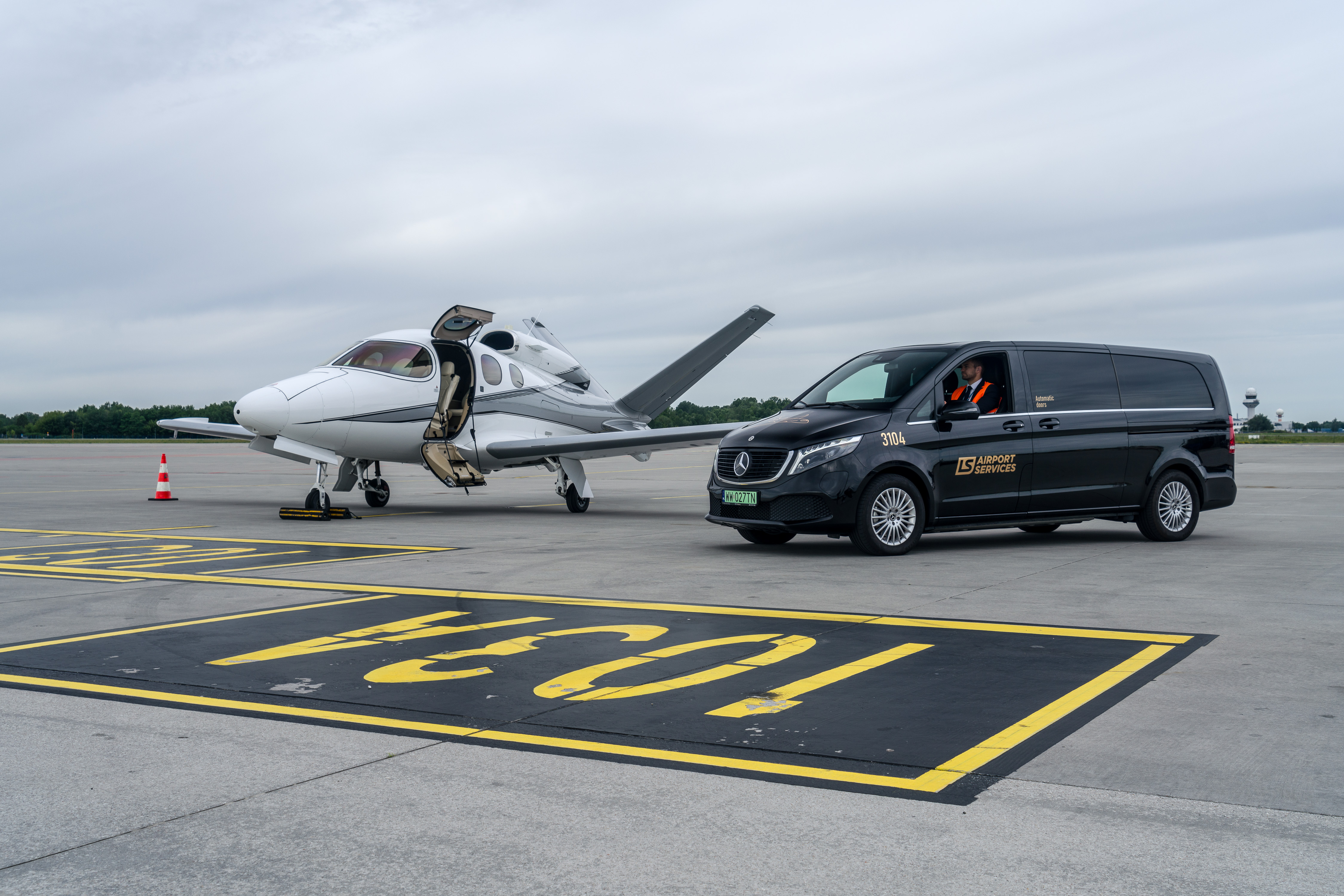 Mercedes-Benz EQV w LS Airport Service Mercedes-Benz EQV w LS Airport Service