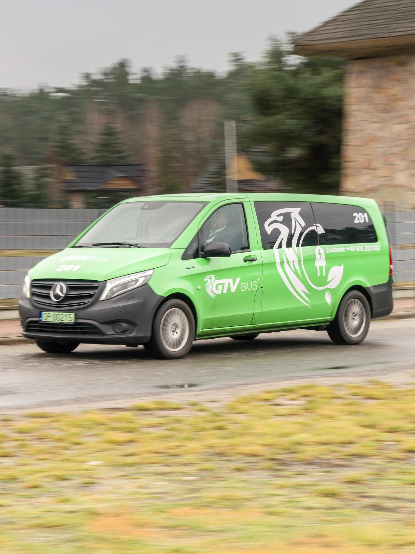 Zielony Mercedes eVito Tourer firmy GTV Bus podczas jazdy