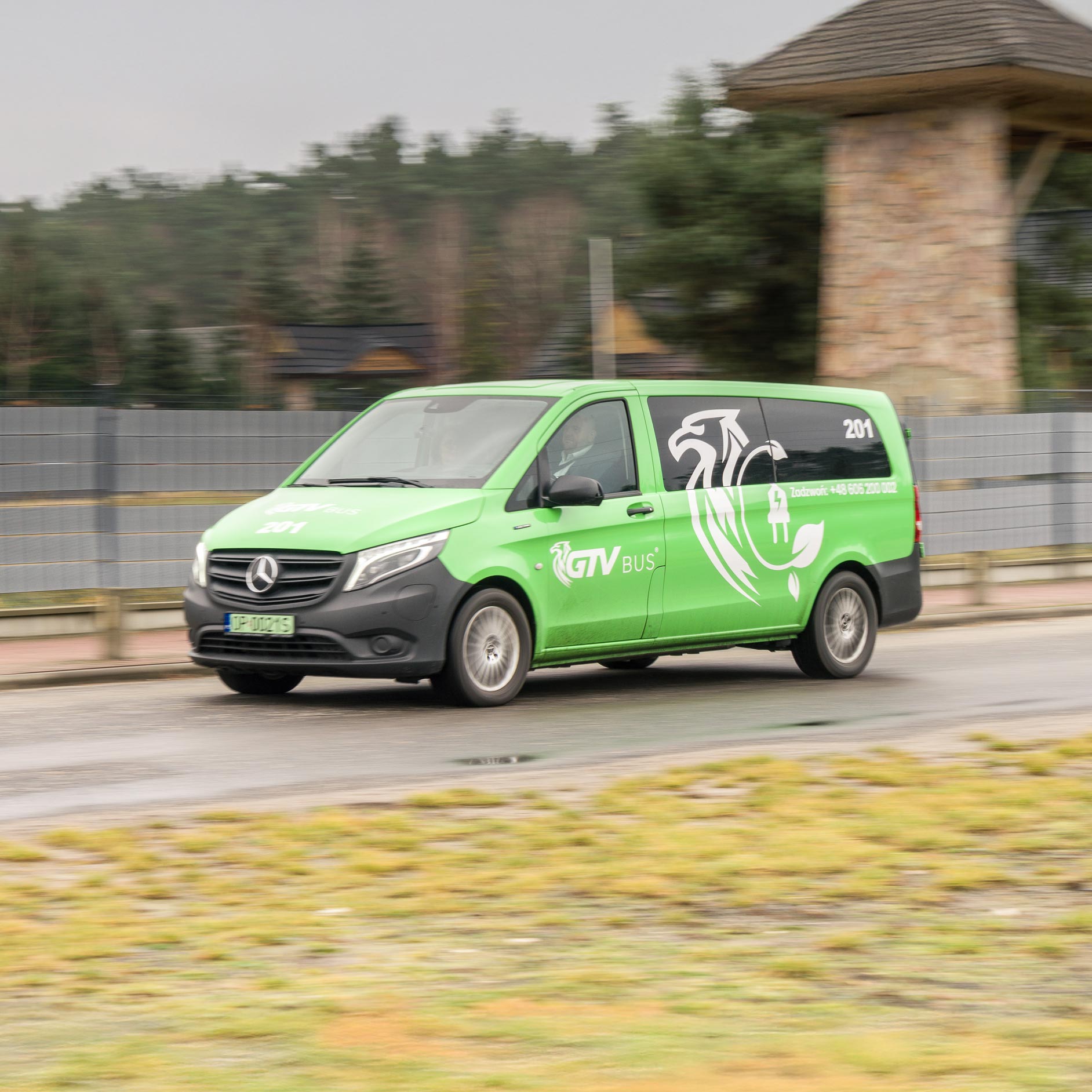eVito w GTV Bus: niezawodny partner w przewozie pracowników Zielony Mercedes eVito Tourer firmy GTV Bus podczas jazdy