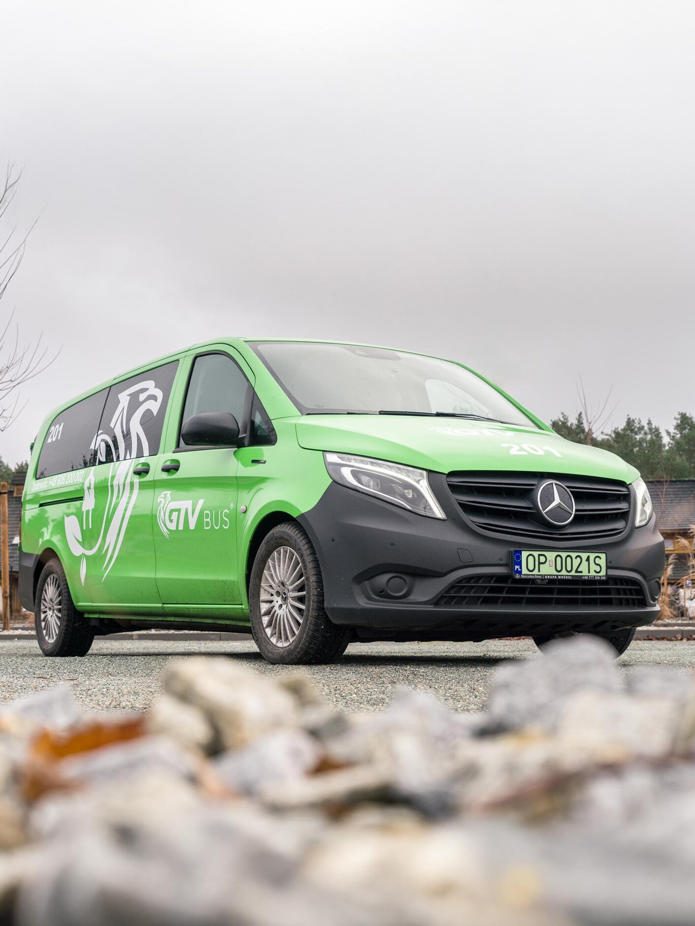 Zielony Mercedes eVito Tourer na parkingu wśród jesiennej scenerii