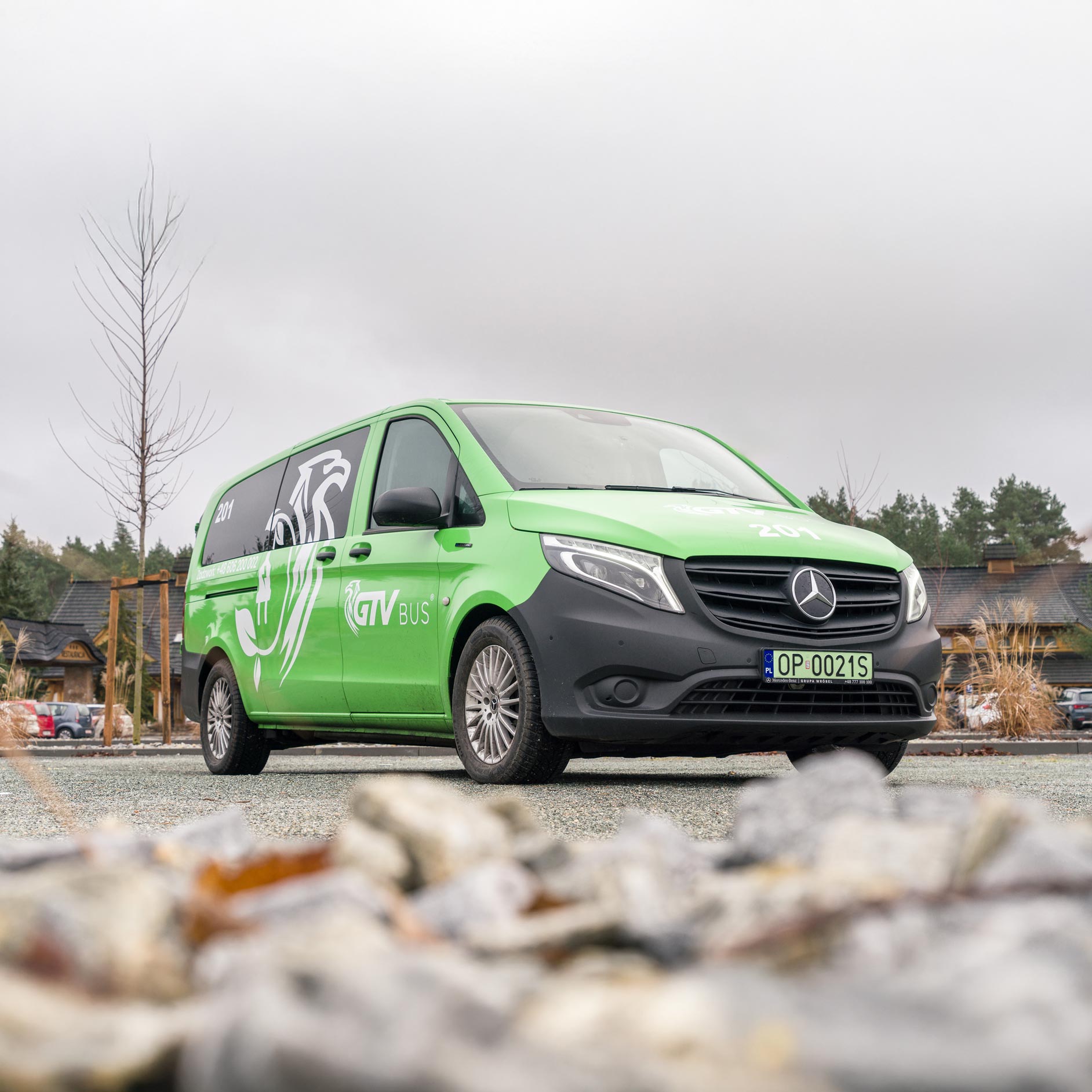 eVito w GTV Bus: niezawodny partner w przewozie pracowników Zielony Mercedes eVito Tourer na parkingu wśród jesiennej scenerii