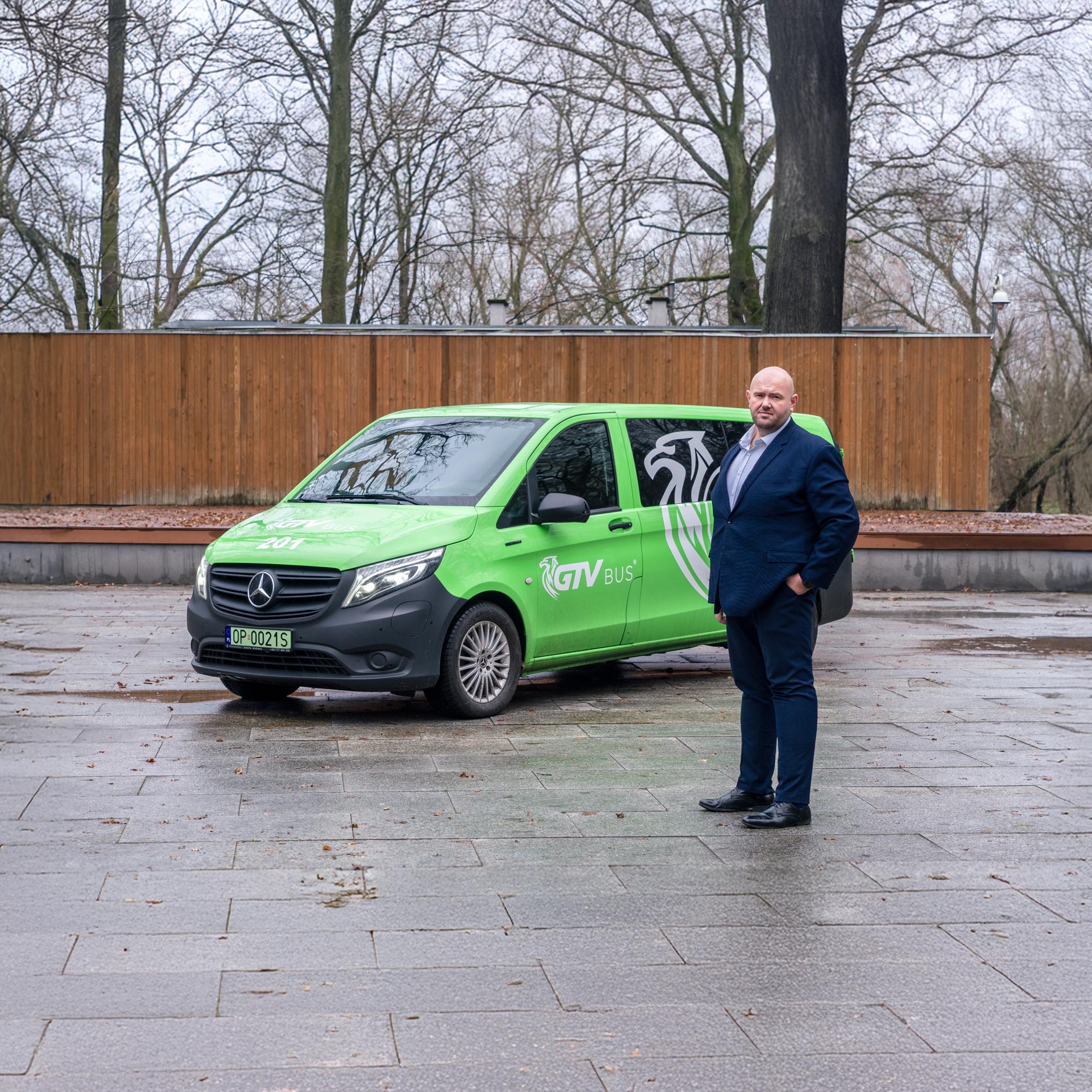 eVito w GTV Bus: niezawodny partner w przewozie pracowników Tomasz Oleśków, dyrektor operacyjny GTV Bus, na tle zielonego Mercedesa eVito Tourer