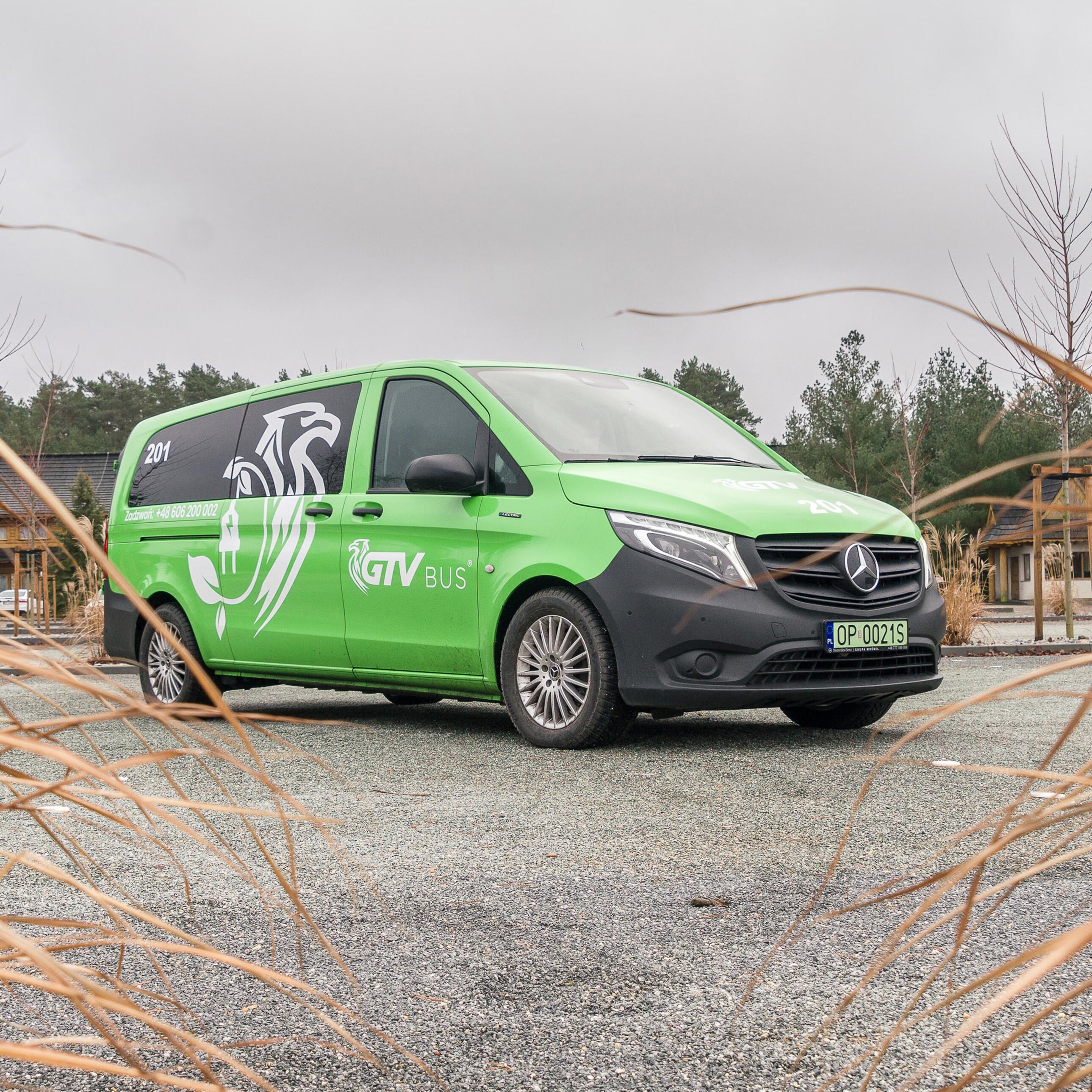 Zielony Mercedes eVito Tourer firmy GTV Bus stoi na parkingu