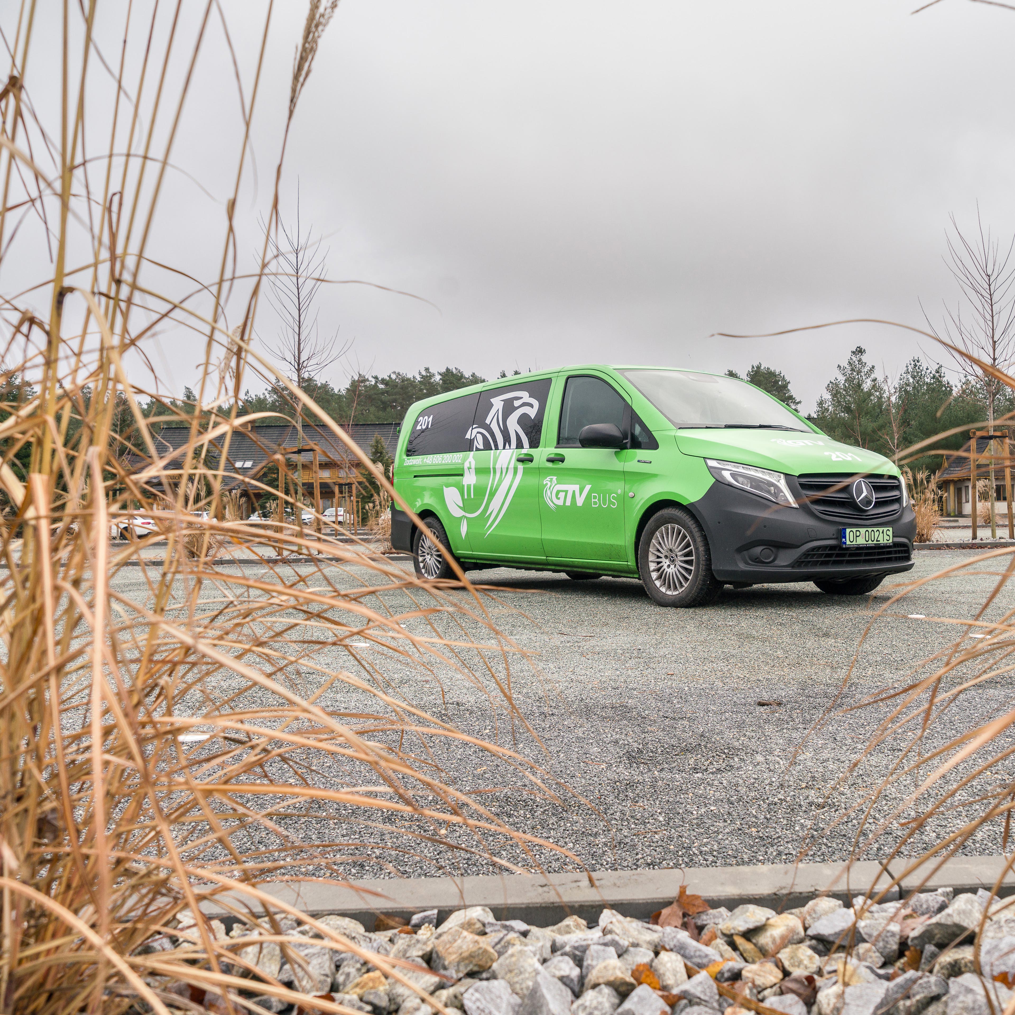 eVito w GTV Bus: niezawodny partner w przewozie pracowników Zielony Mercedes eVito Tourer firmy GTV Bus stoi na parkingu