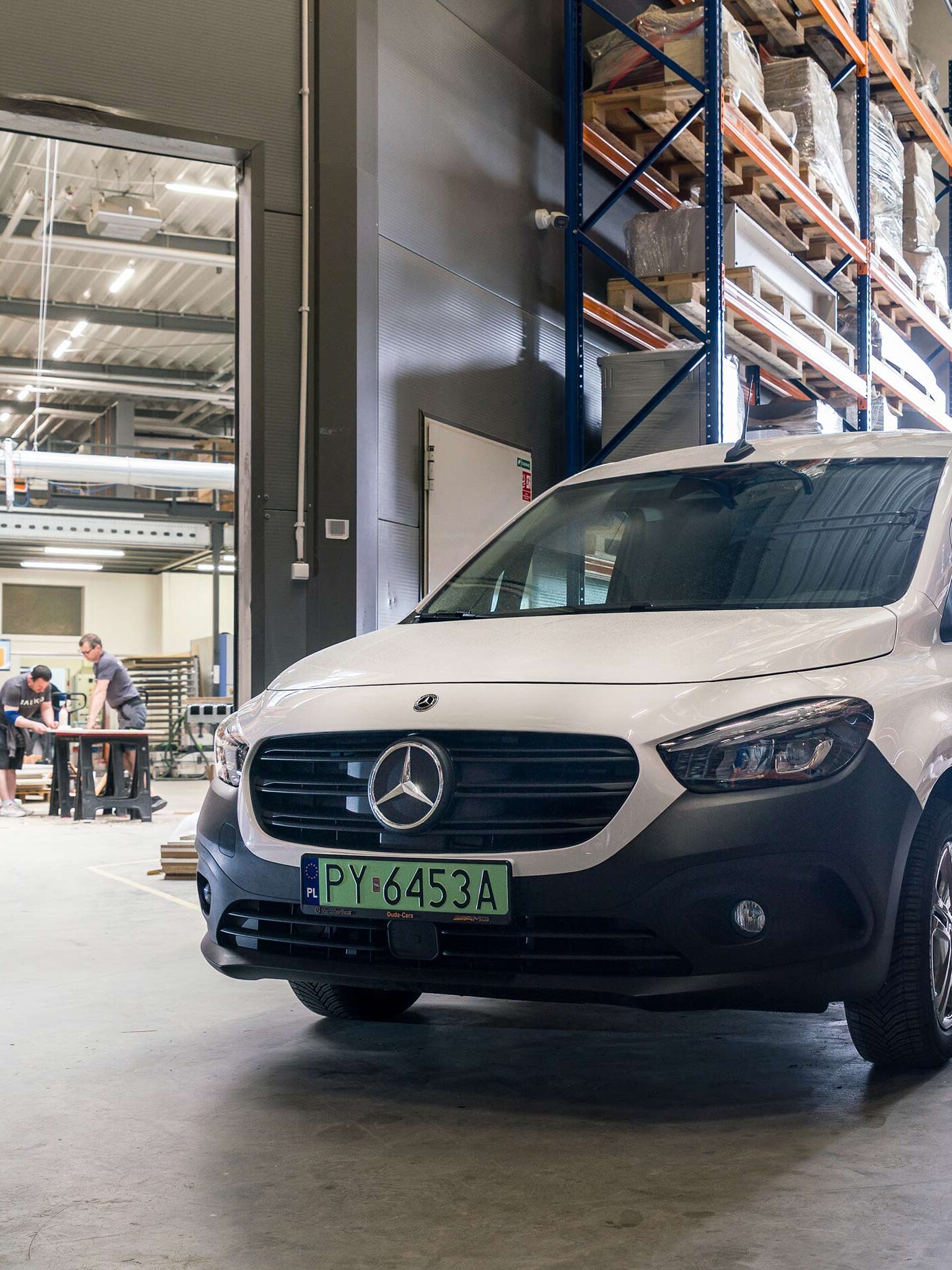 Biały eCitan wewnątrz magazynu firmy Meblomontaż.