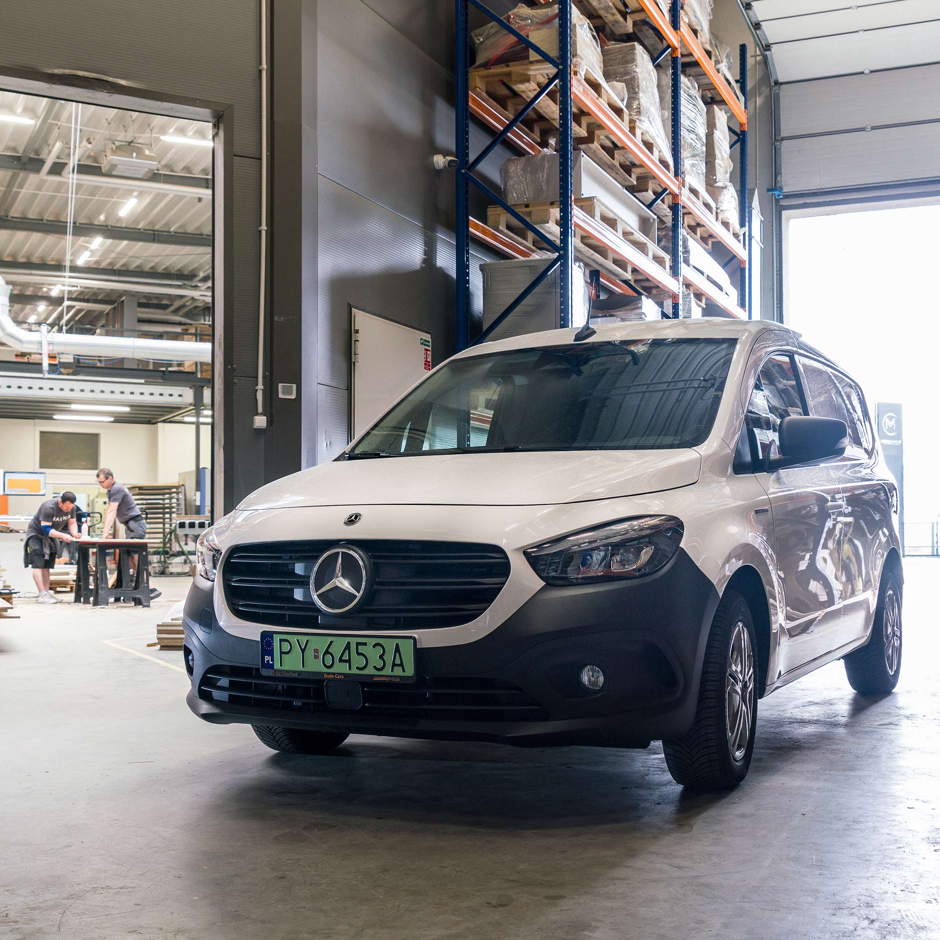 eCitany w firmie Meblomontaż Biały eCitan wewnątrz magazynu firmy Meblomontaż.