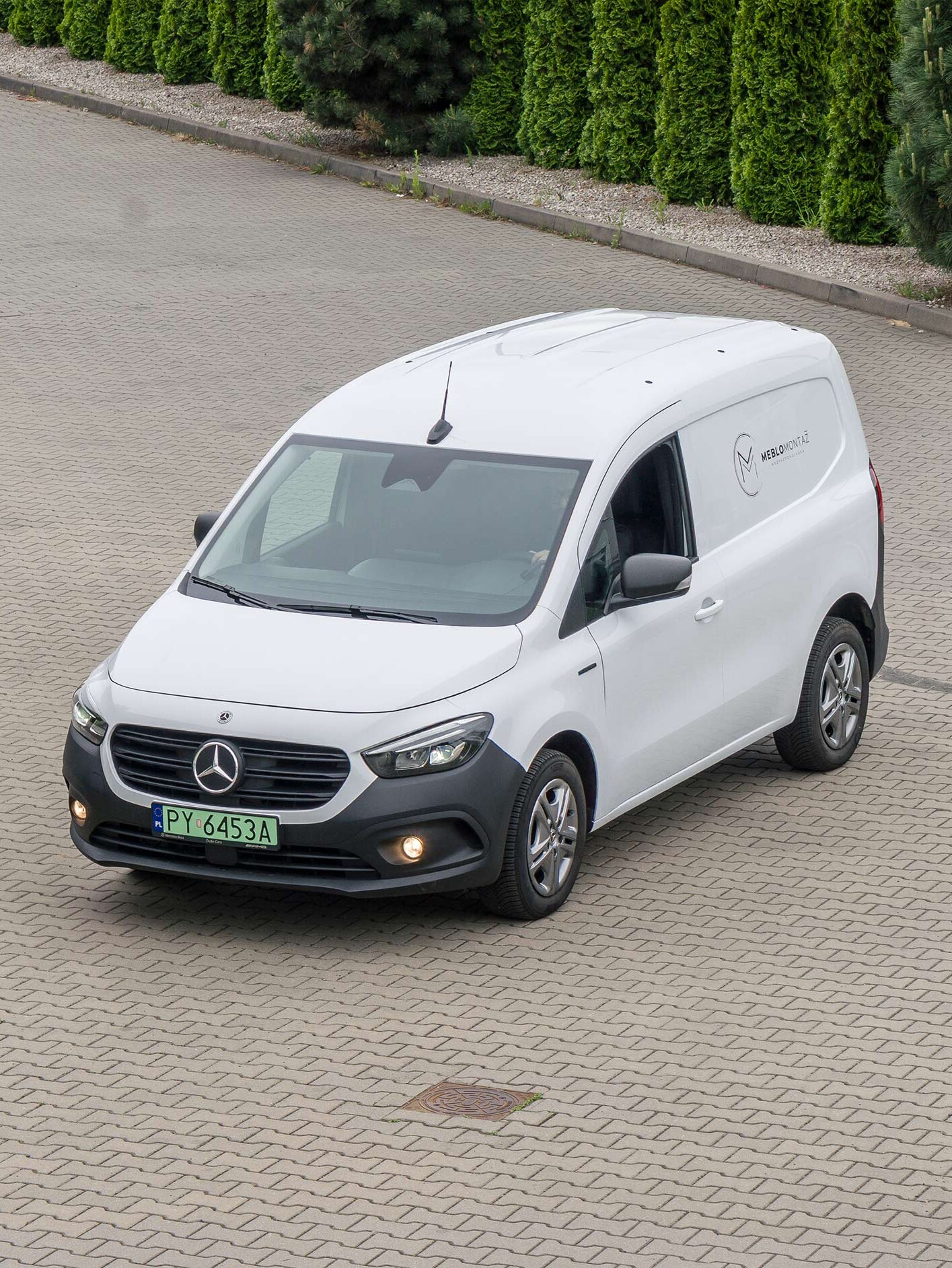 Biały eCitan Furgon na parkingu firmy Meblomontaż