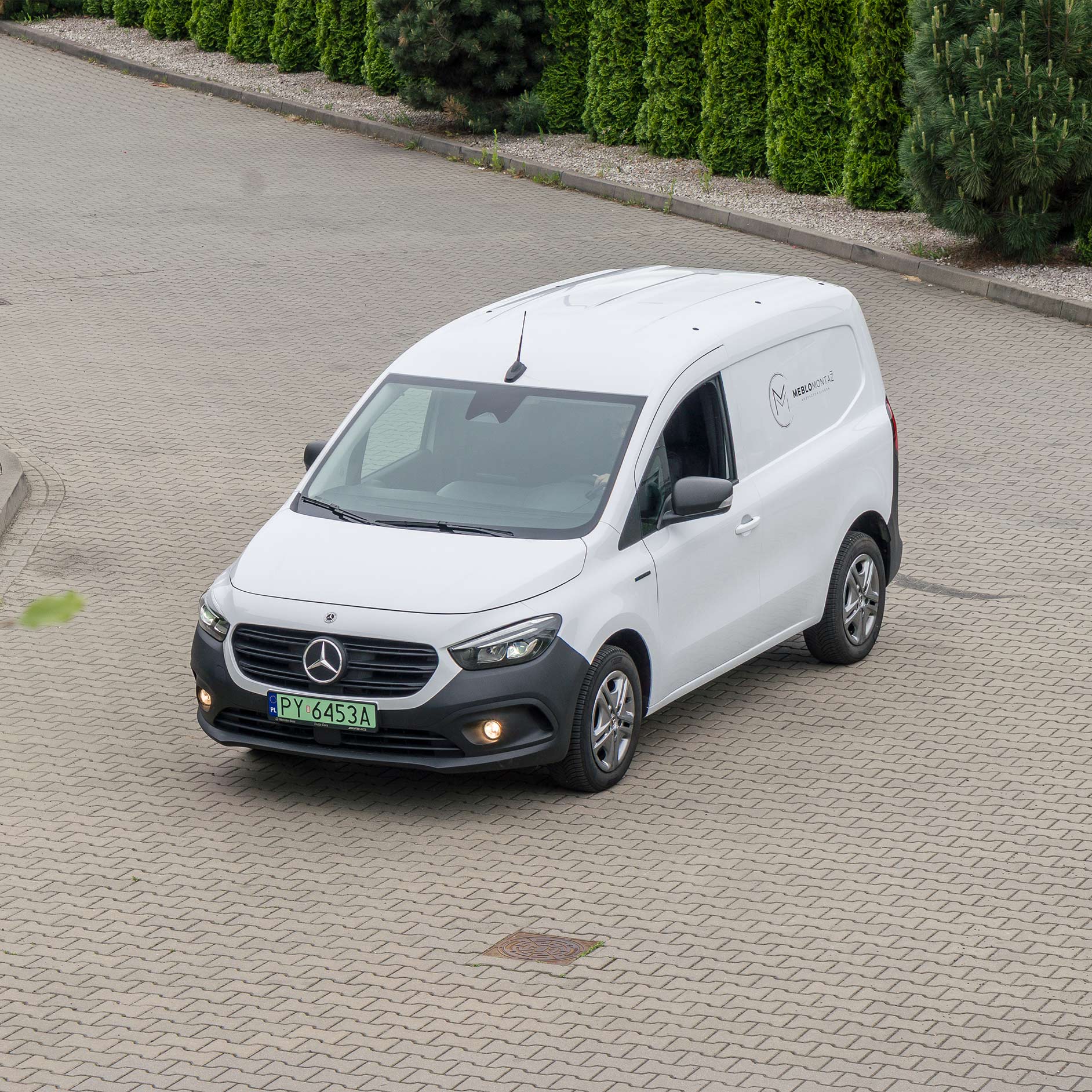 eCitany w firmie Meblomontaż Biały eCitan Furgon na parkingu firmy Meblomontaż